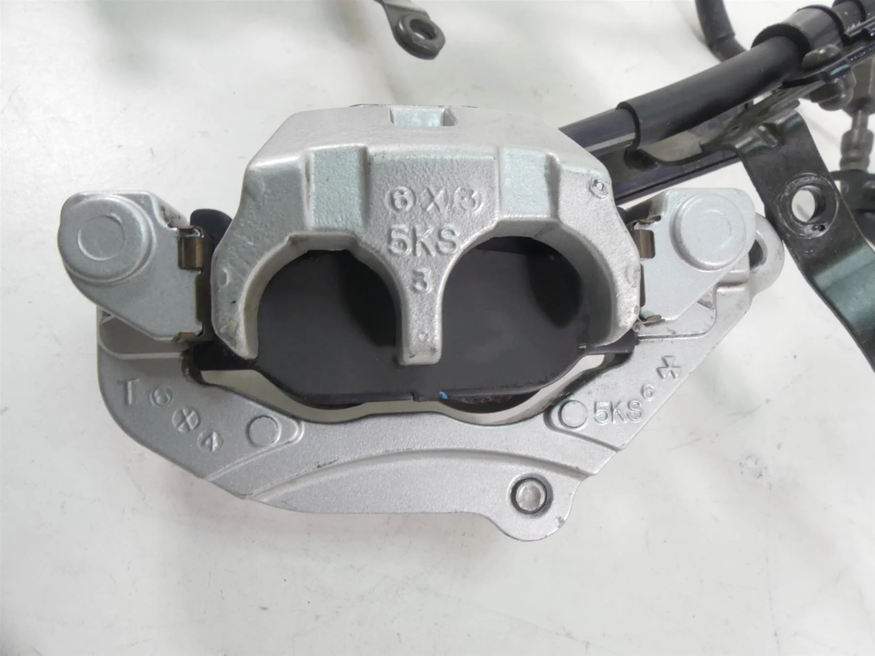 2007 Yamaha XVS1300 V-Star Front Brake Caliper & Line Set 3D8-2580U-00-00 - Image 12