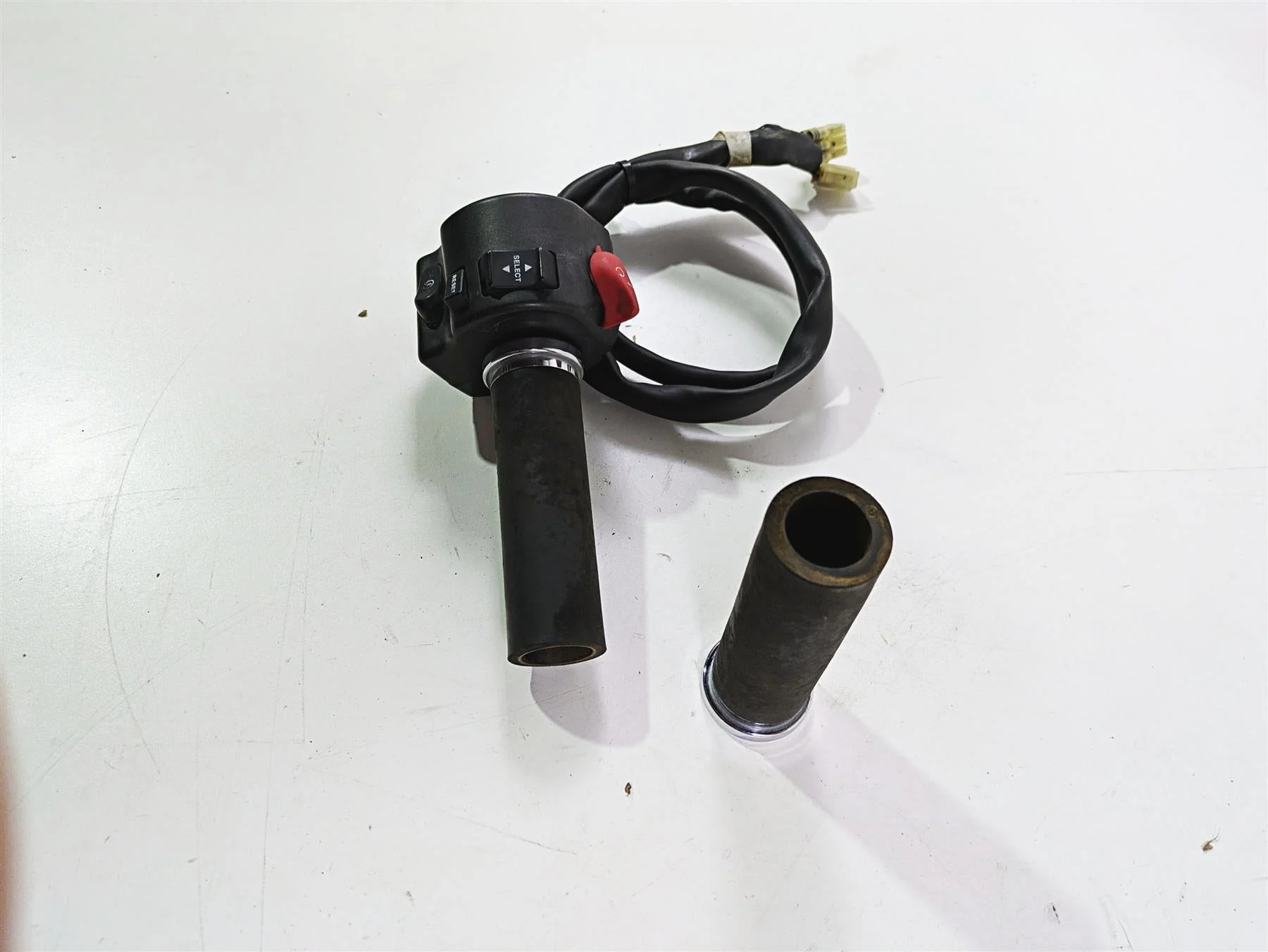 2007 Yamaha XVS1300 V-Star Right Hand Control Switch 3D8-83972-00-00 - Image 3