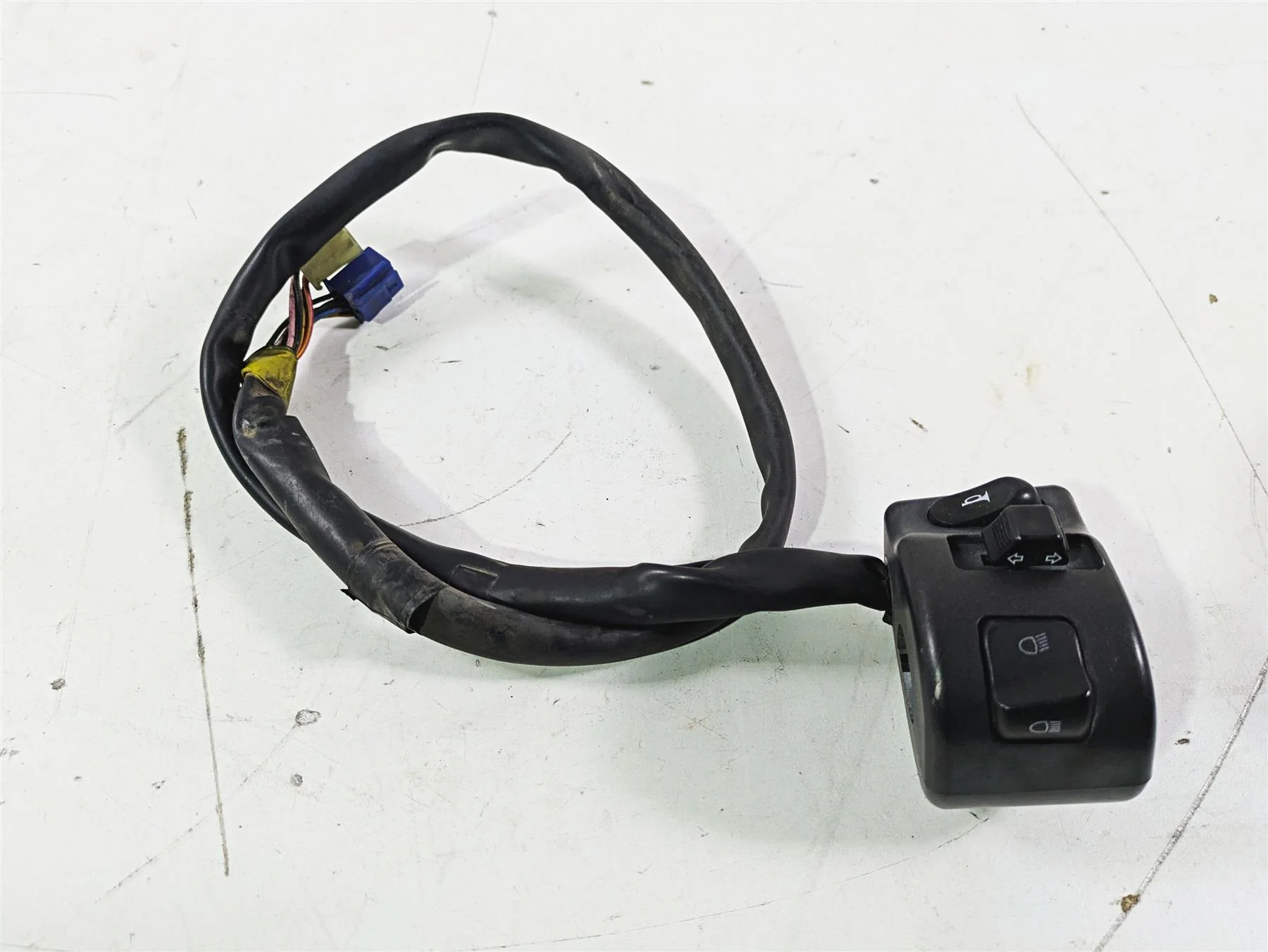 2007 Yamaha XVS1300 V-Star Tour Left Hand Control Switch 3D8-83973-00-00 - Image 3