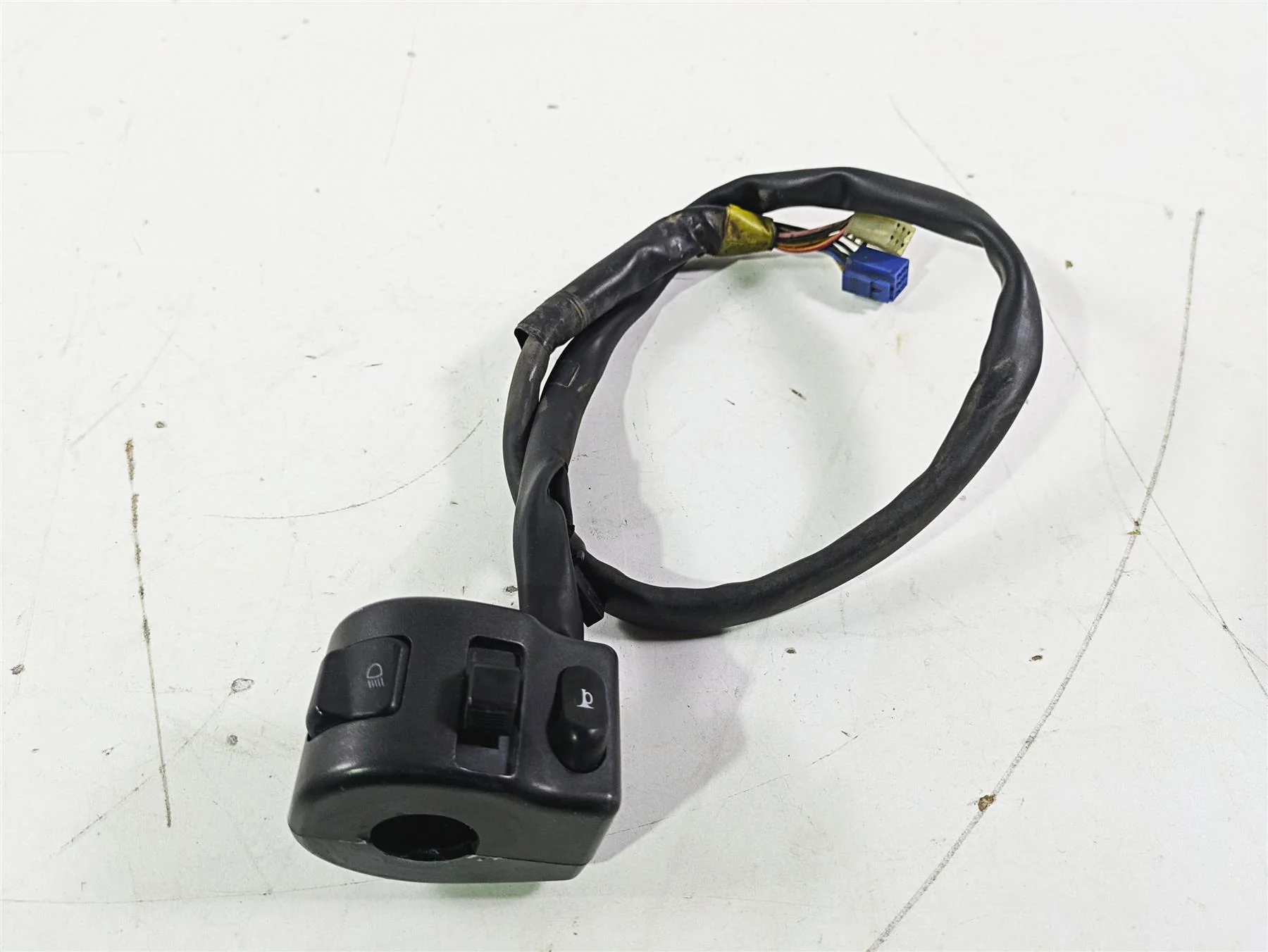 2007 Yamaha XVS1300 V-Star Tour Left Hand Control Switch 3D8-83973-00-00 - Image 4