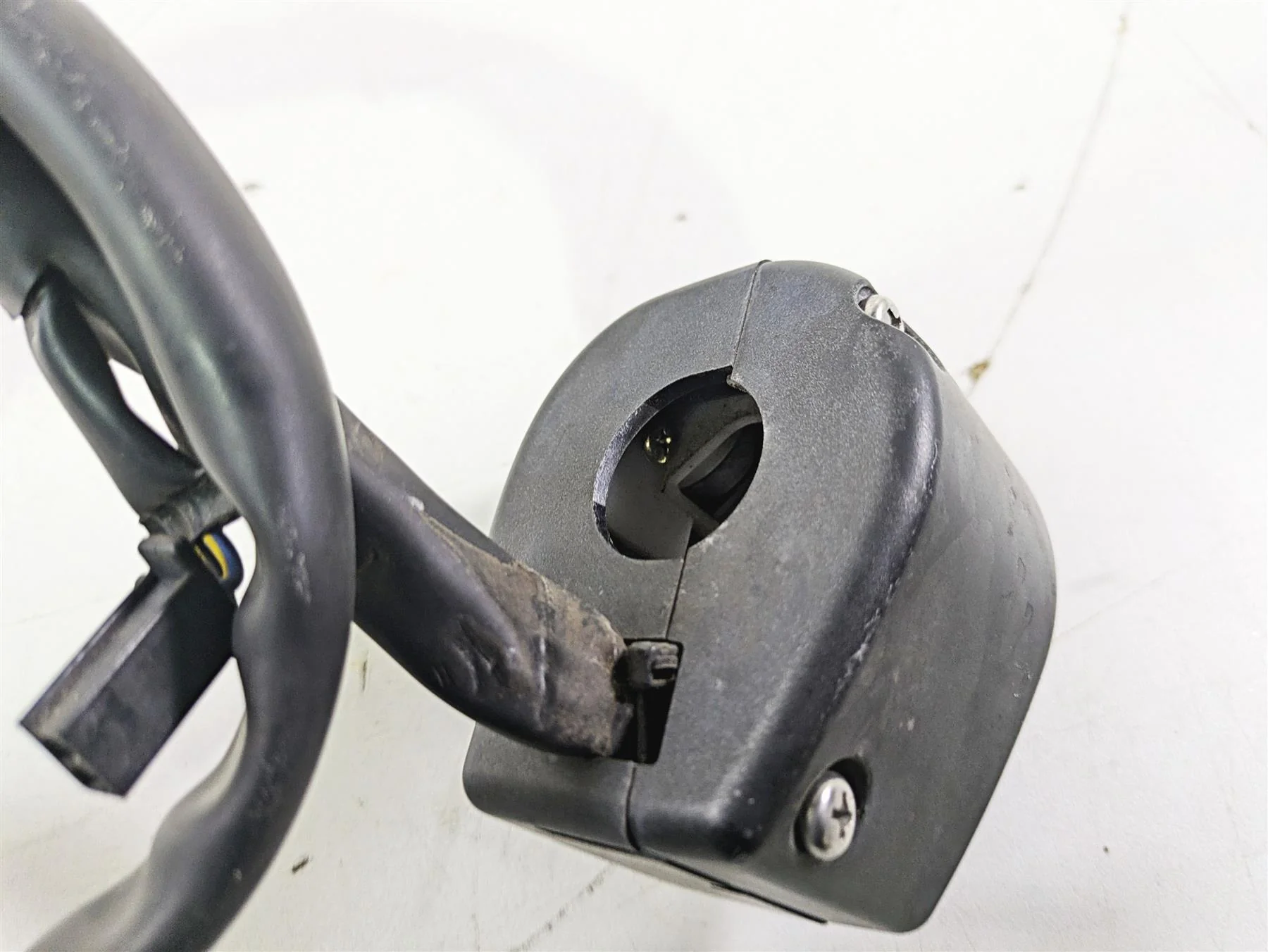 2007 Yamaha XVS1300 V-Star Tour Left Hand Control Switch 3D8-83973-00-00 - Image 9