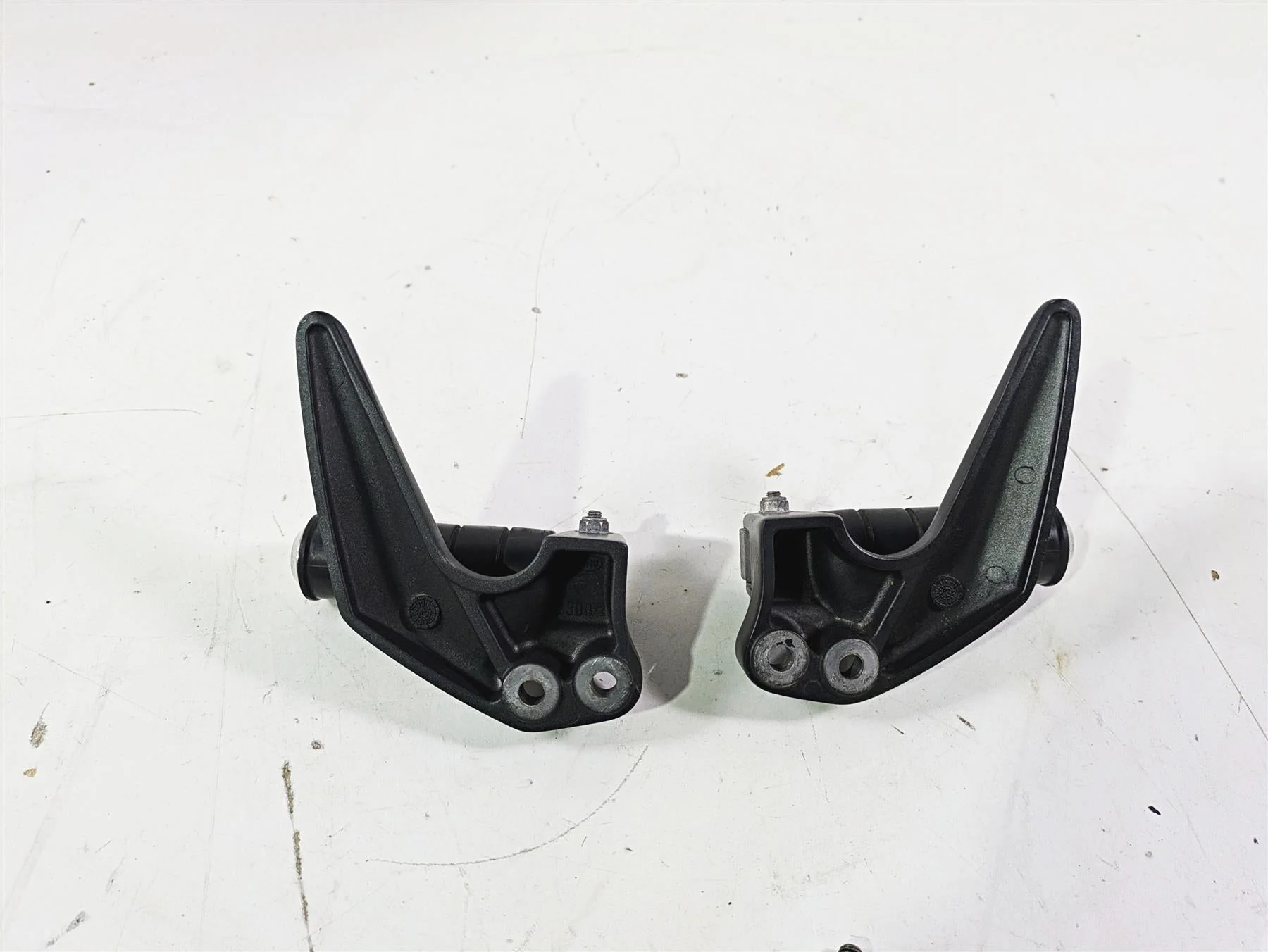 2007 Yamaha XVS1300 V-Star Tour Rear Passenger Footpeg Set 3D8-27430-00-00 - Image 10