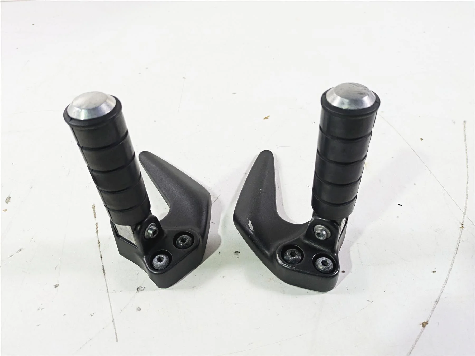 2007 Yamaha XVS1300 V-Star Tour Rear Passenger Footpeg Set 3D8-27430-00-00 - Image 2