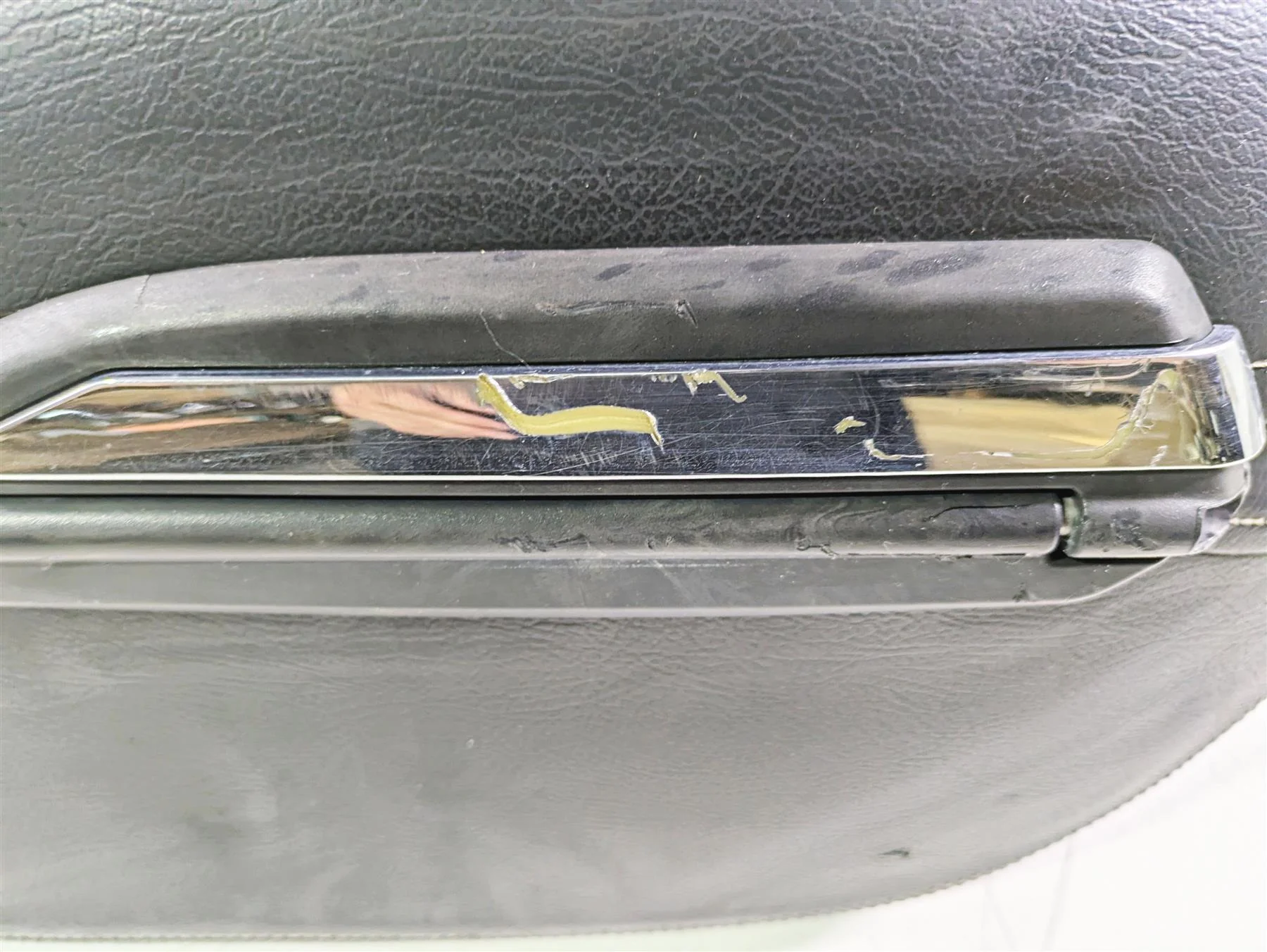 2007 Yamaha XVS1300 V-Star Tour Right Saddlebag + Mount 5S6-F8440-01-00 - Image 5