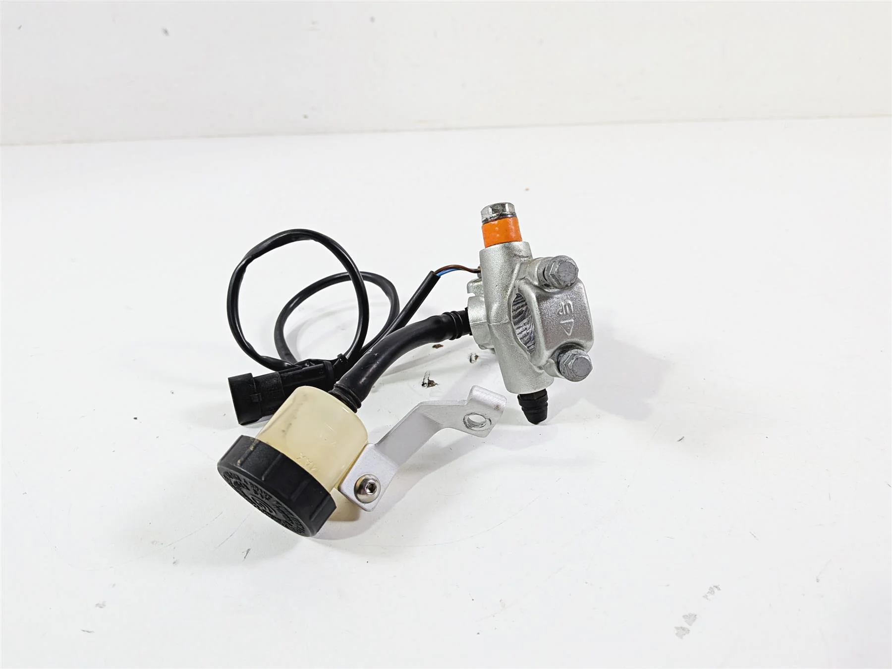 2008 Aprilia RSVR 1000 Factory Clutch Radial Master Cylinder Brembo AP8176193 - Image 5