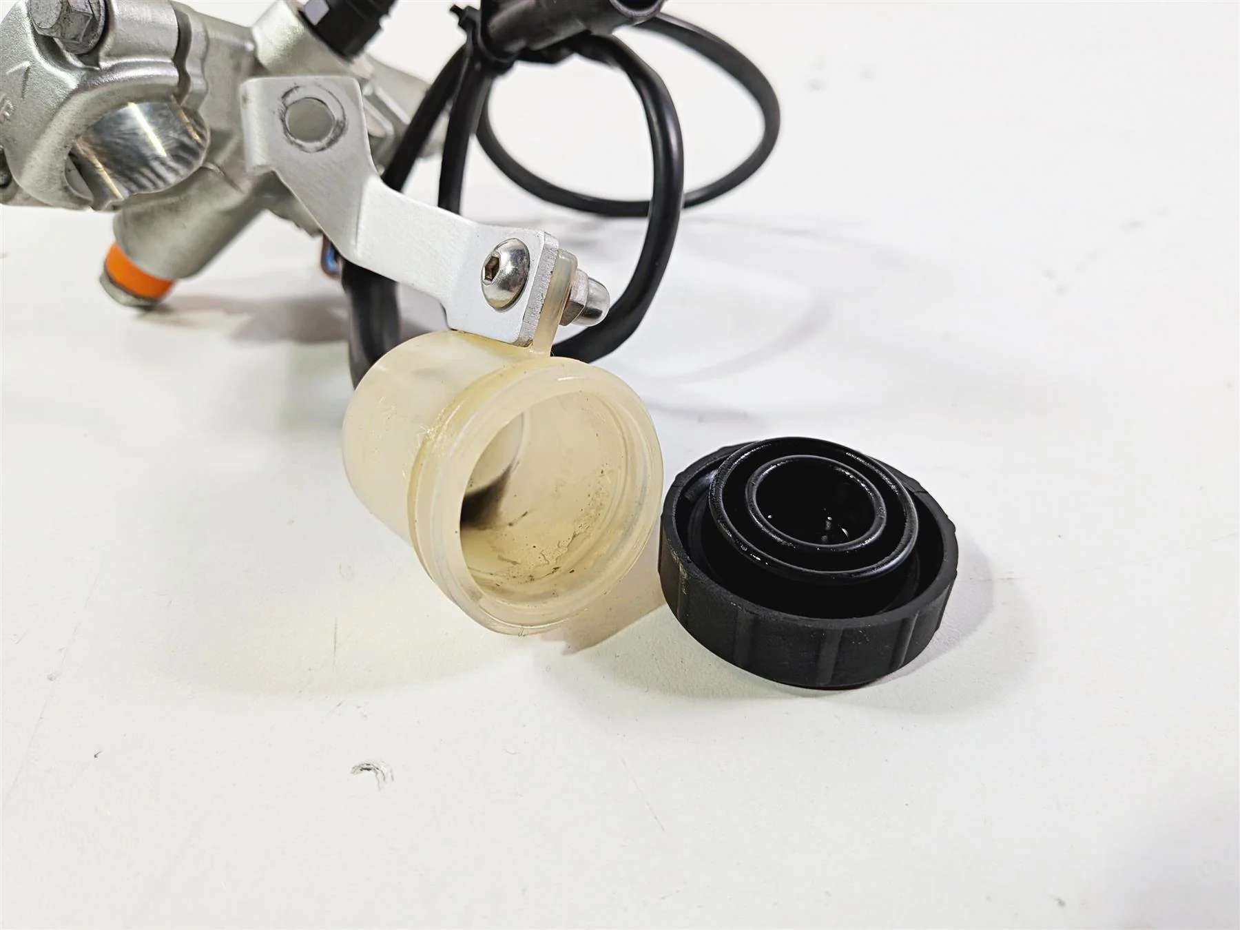 2008 Aprilia RSVR 1000 Factory Clutch Radial Master Cylinder Brembo AP8176193 - Image 9