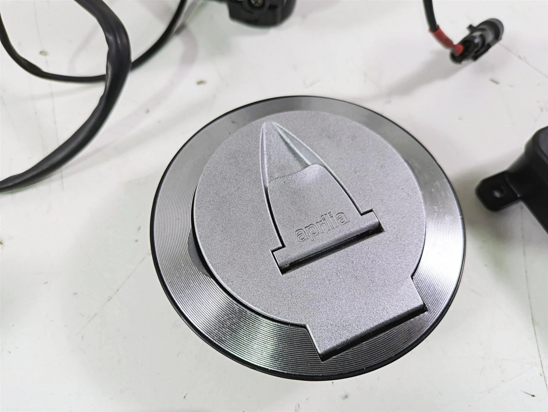 2008 Aprilia RSVR 1000 Factory Gauge Cdi Immobilizer Key Set AP8127689 AP0266536 - Image 8