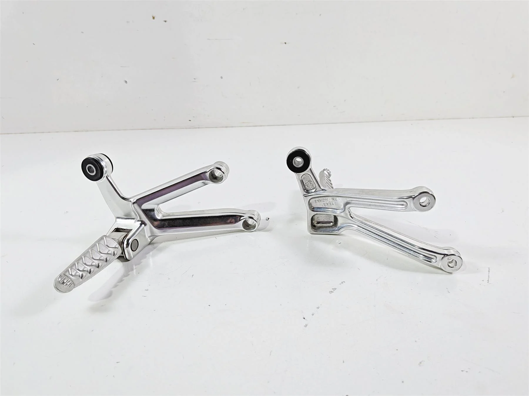 2008 Aprilia RSVR 1000 Factory Passenger Foot Peg Set READ AP8154071 AP8154072 - Image 3