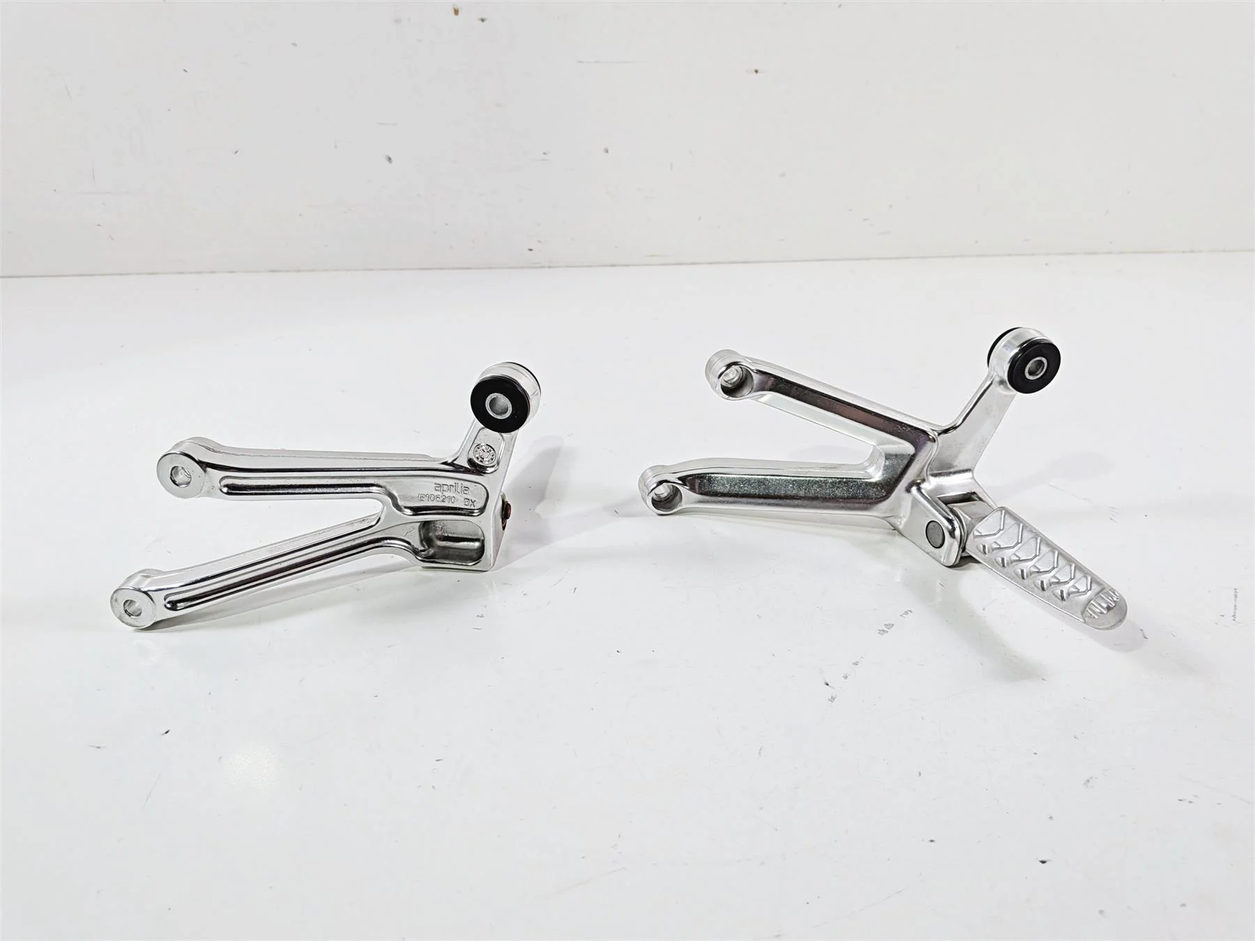 2008 Aprilia RSVR 1000 Factory Passenger Foot Peg Set READ AP8154071 AP8154072 - Image 5