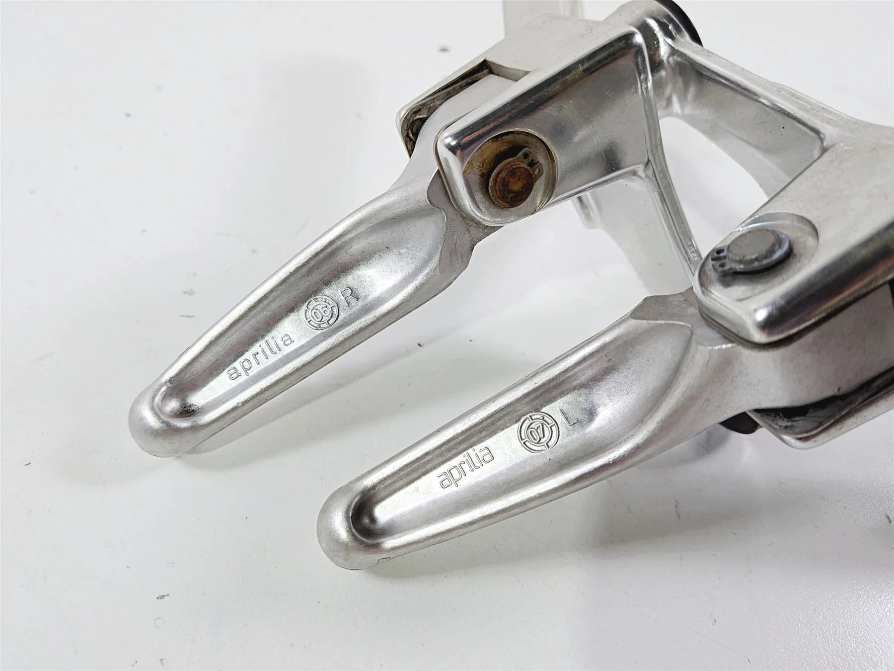 2008 Aprilia RSVR 1000 Factory Passenger Foot Peg Set READ AP8154071 AP8154072 - Image 7