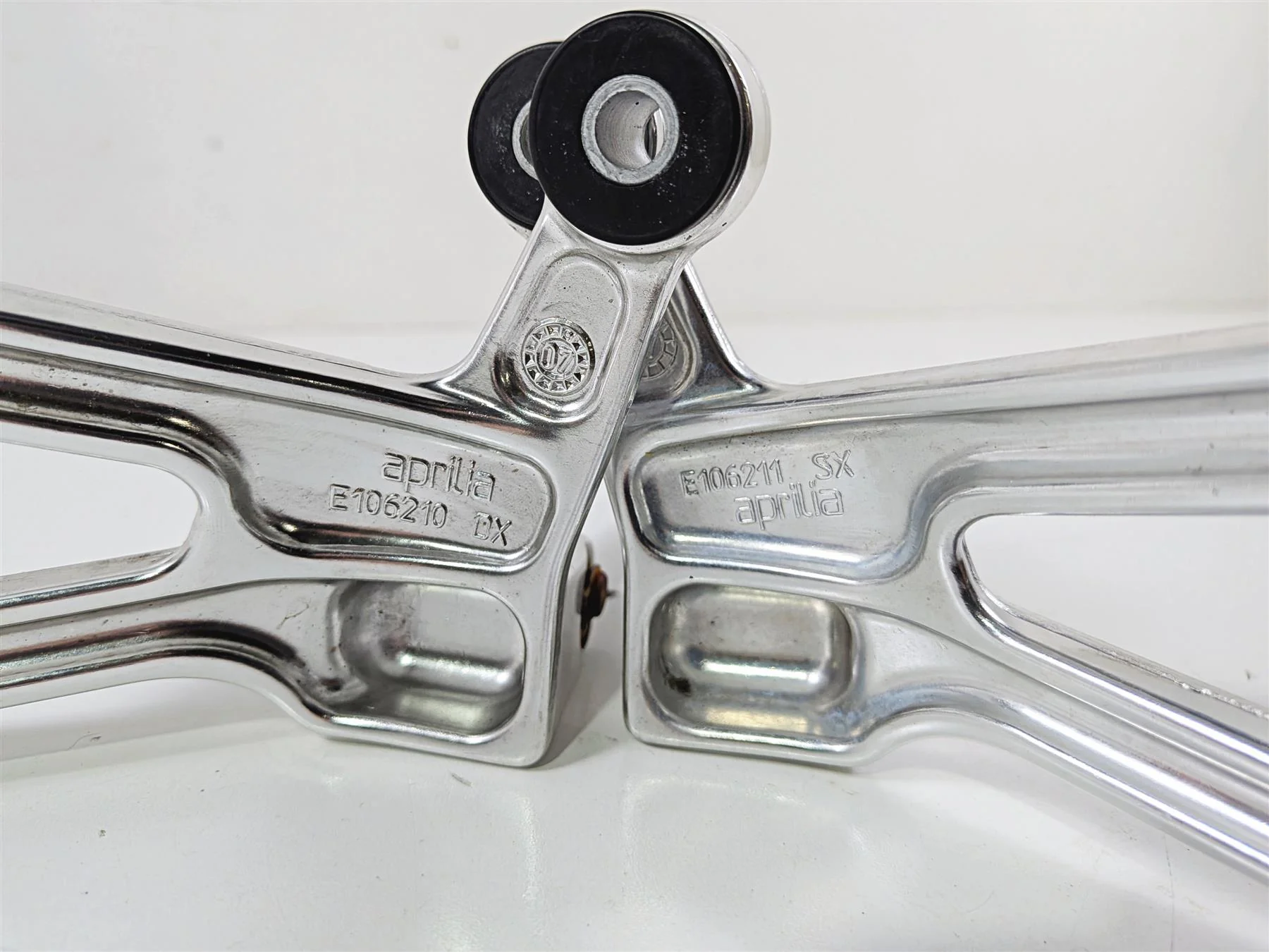 2008 Aprilia RSVR 1000 Factory Passenger Foot Peg Set READ AP8154071 AP8154072 - Image 8