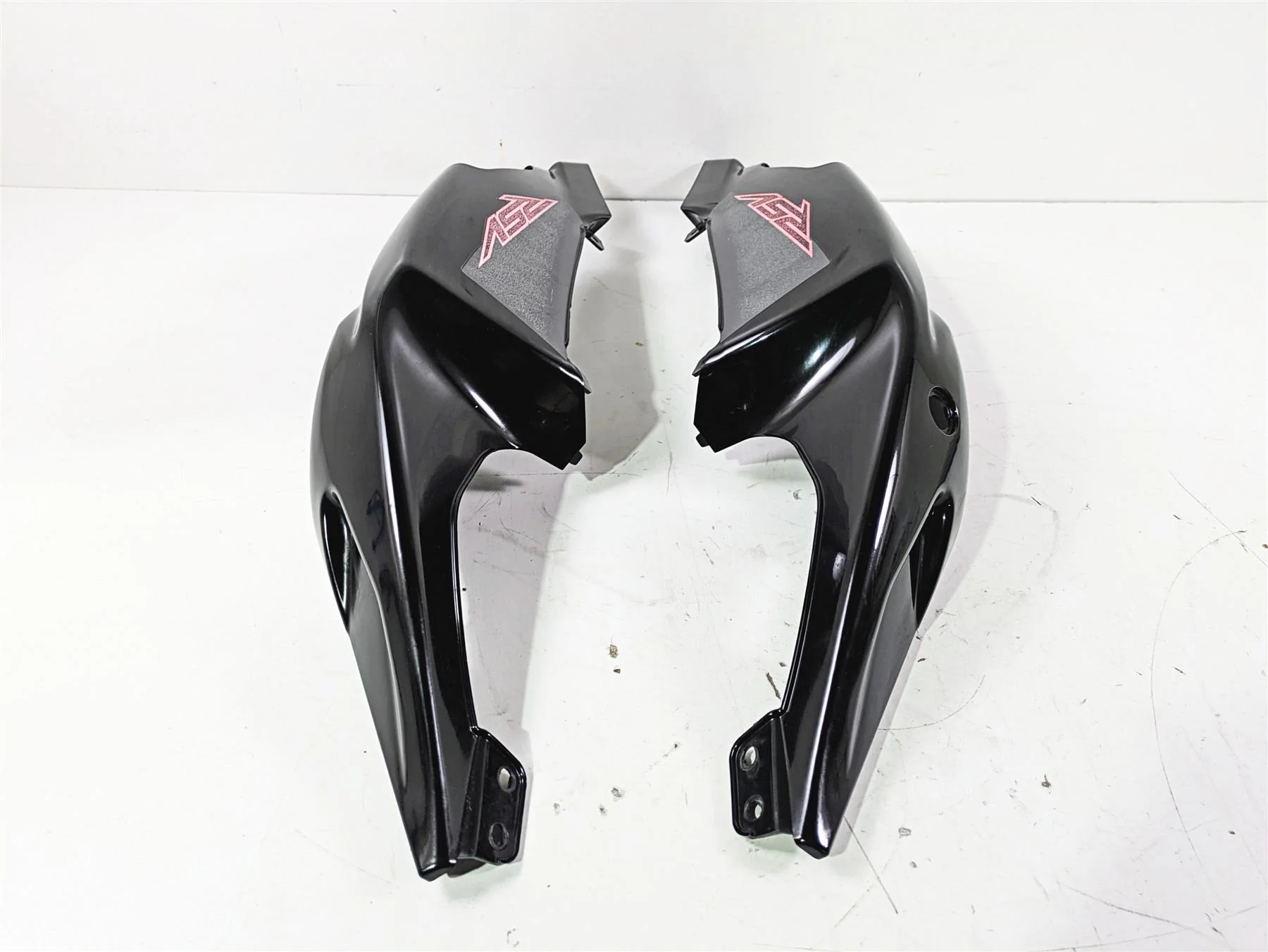 2008 Aprilia RSVR 1000 Factory Tail Side Cover Fairing Set AP8184322 AP8184323 - Image 3