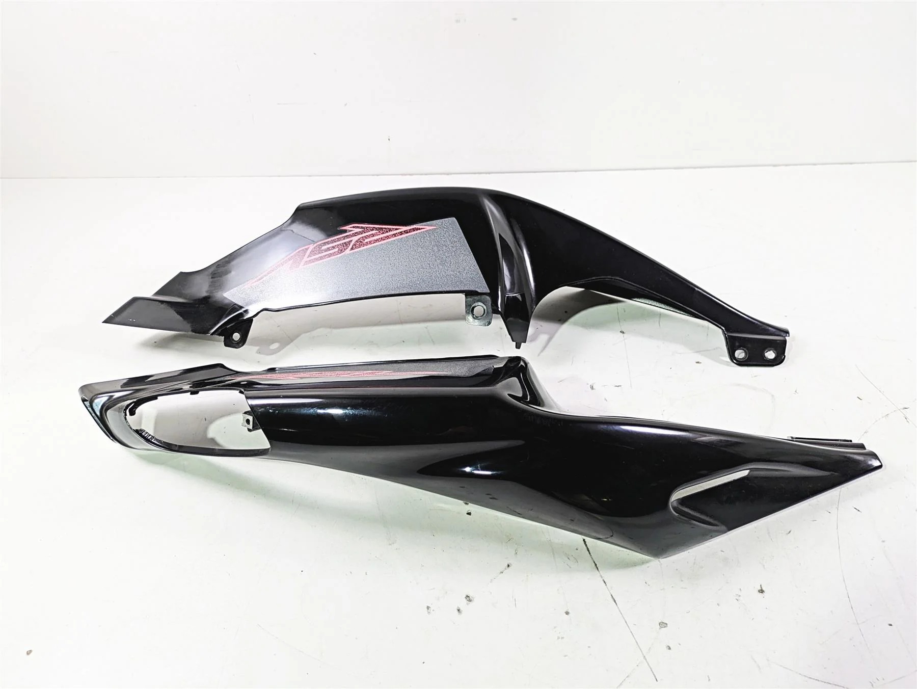 2008 Aprilia RSVR 1000 Factory Tail Side Cover Fairing Set AP8184322 AP8184323 - Image 4