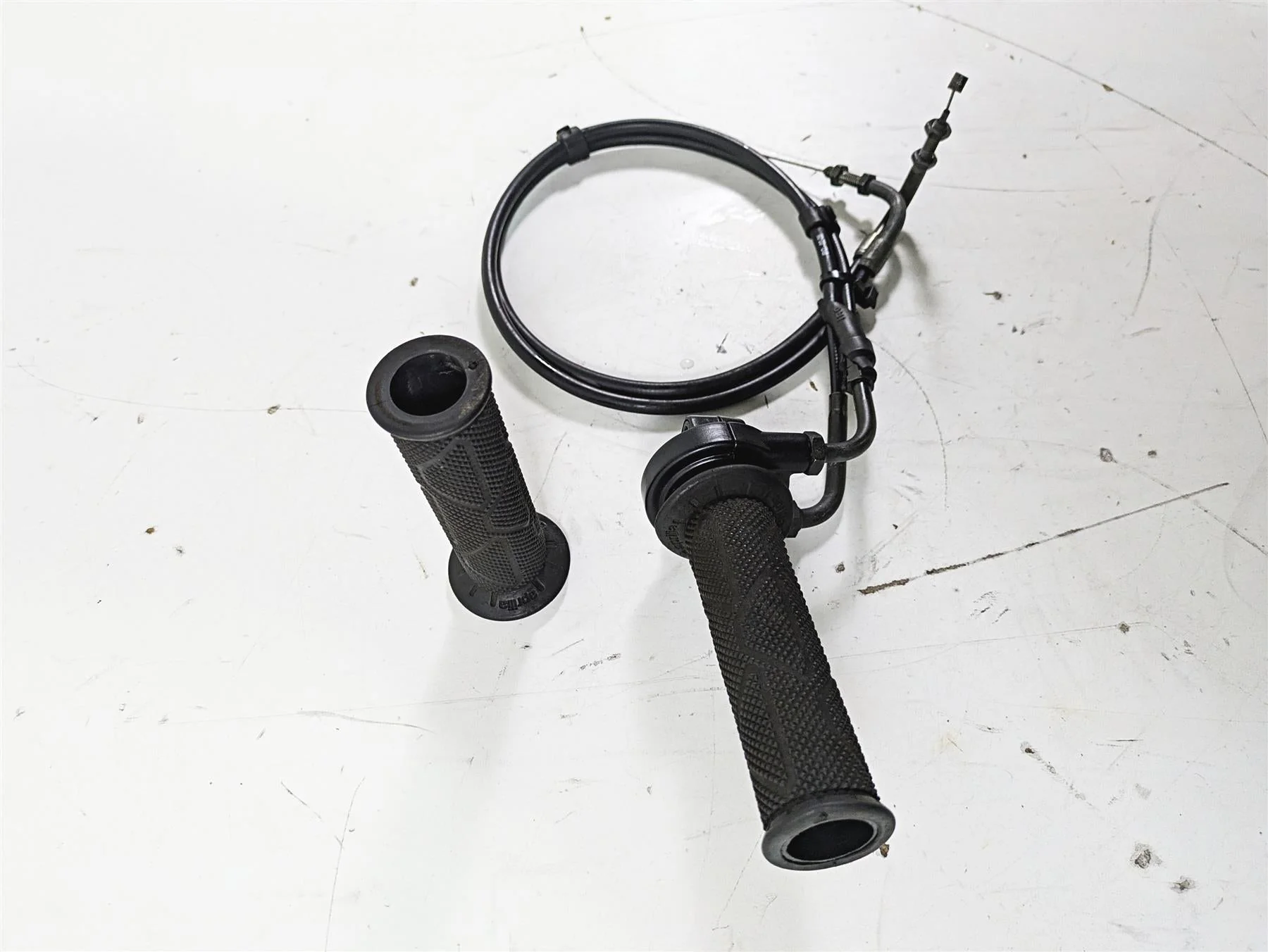 2008 Aprilia RSVR 1000 Factory Throttle Grip Handle Set - Read AP8118566 - Image 2