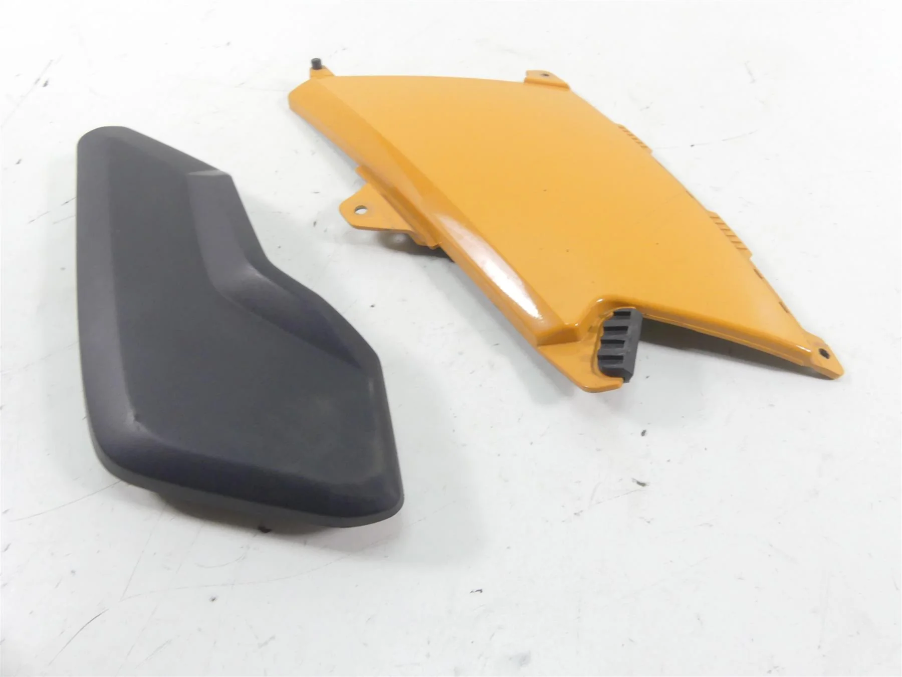 2008 BMW R1200GS K25 Between Leg Side Cover Fairing Set 46637700886 - Image 8