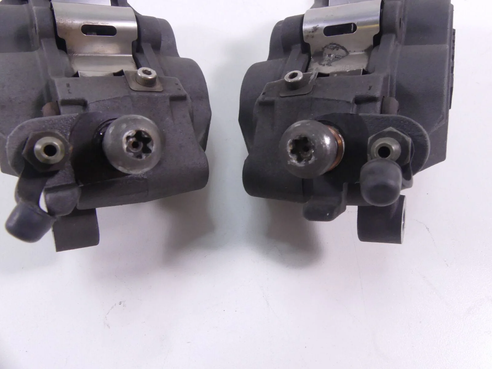 2008 BMW R1200R K27 Tokico Front Brake Caliper Set  34117722517 34117722518 - Image 10