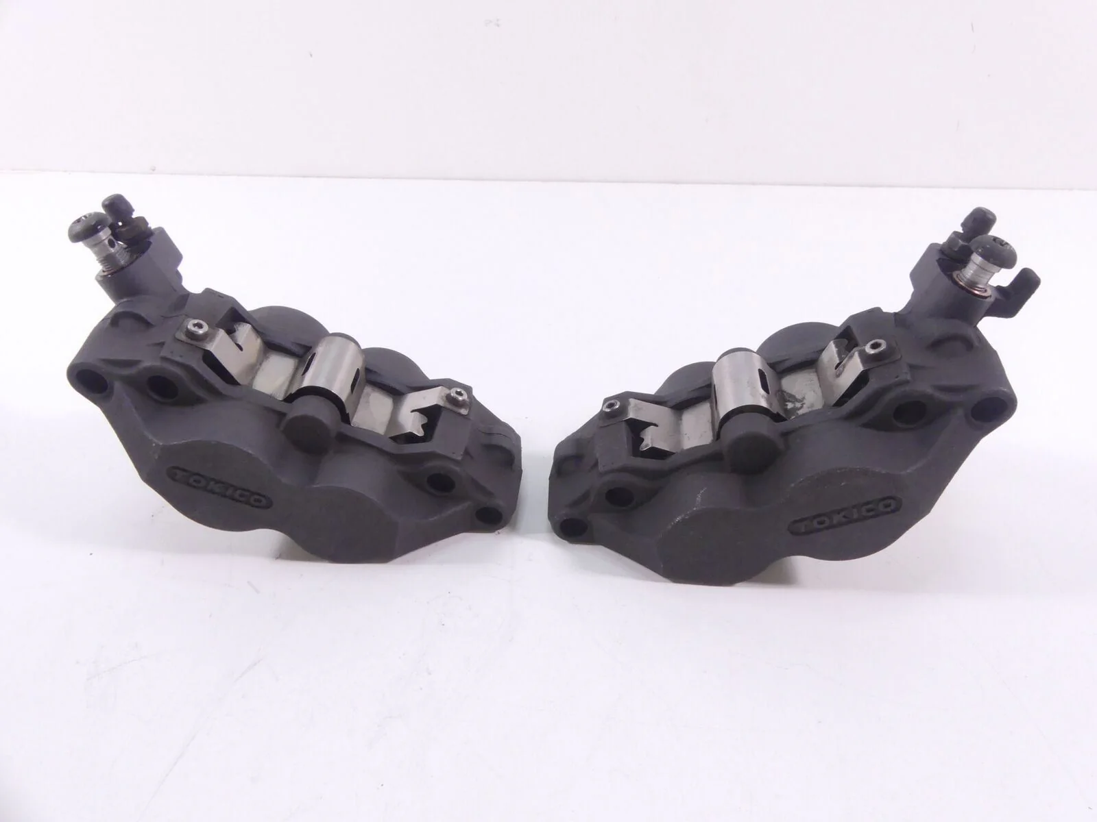 2008 BMW R1200R K27 Tokico Front Brake Caliper Set  34117722517 34117722518 - Image 2