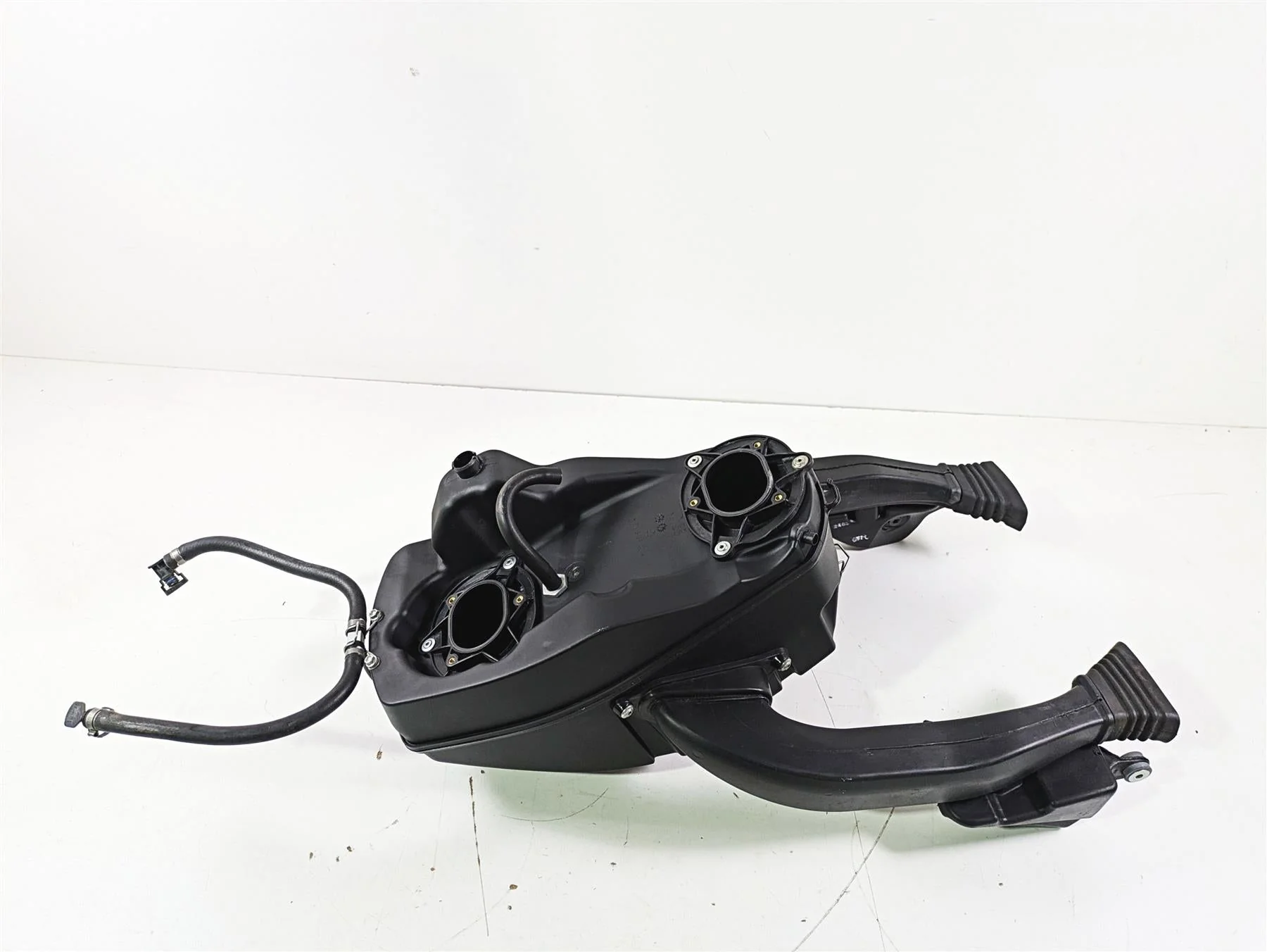 2008 Ducati SBK 1098 S Air Filter Box + Injectors & Air Tubes Set 44211393B - Image 9