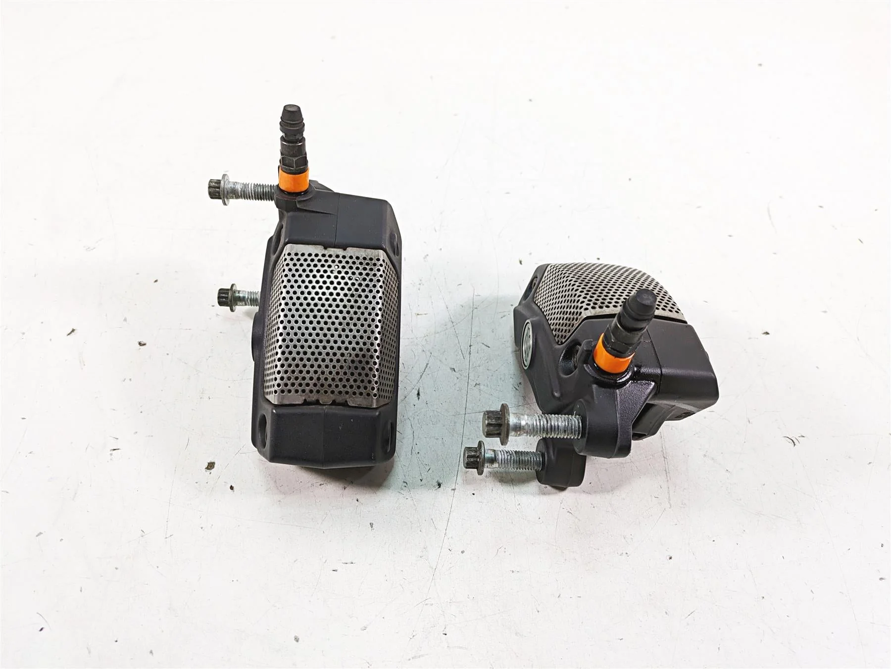 2008 Harley FLHTCU Electra Glide Front Brake Caliper Set 43027-08 44023-08 - Image 2