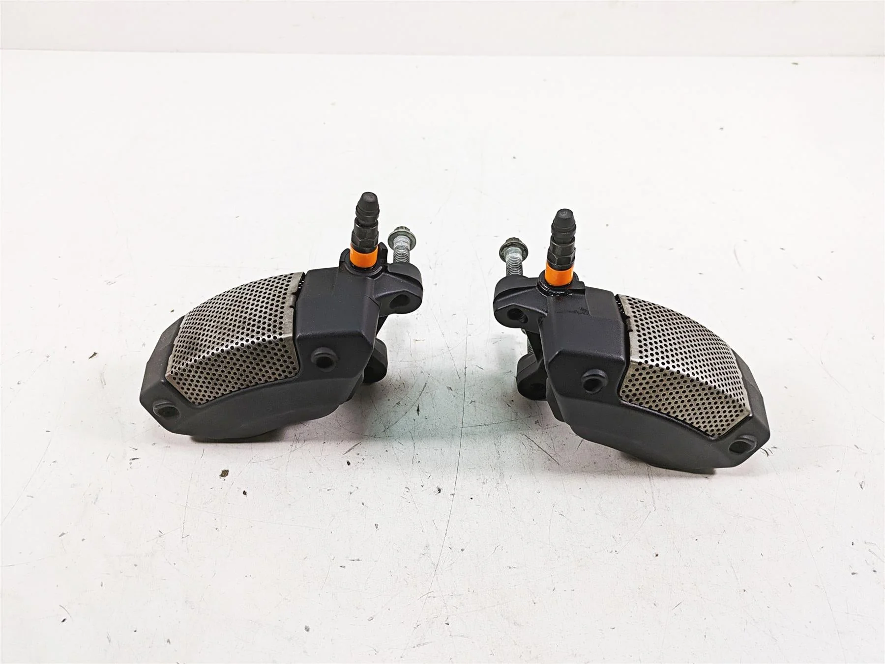 2008 Harley FLHTCU Electra Glide Front Brake Caliper Set 43027-08 44023-08 - Image 3
