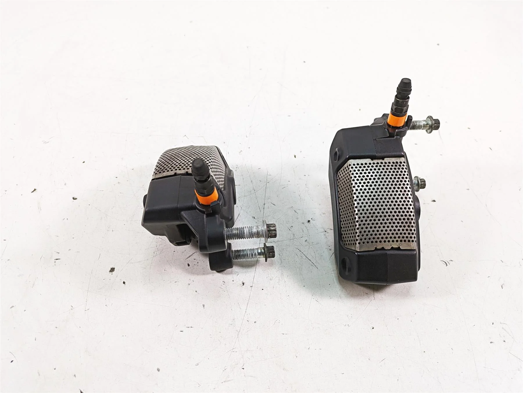 2008 Harley FLHTCU Electra Glide Front Brake Caliper Set 43027-08 44023-08 - Image 4