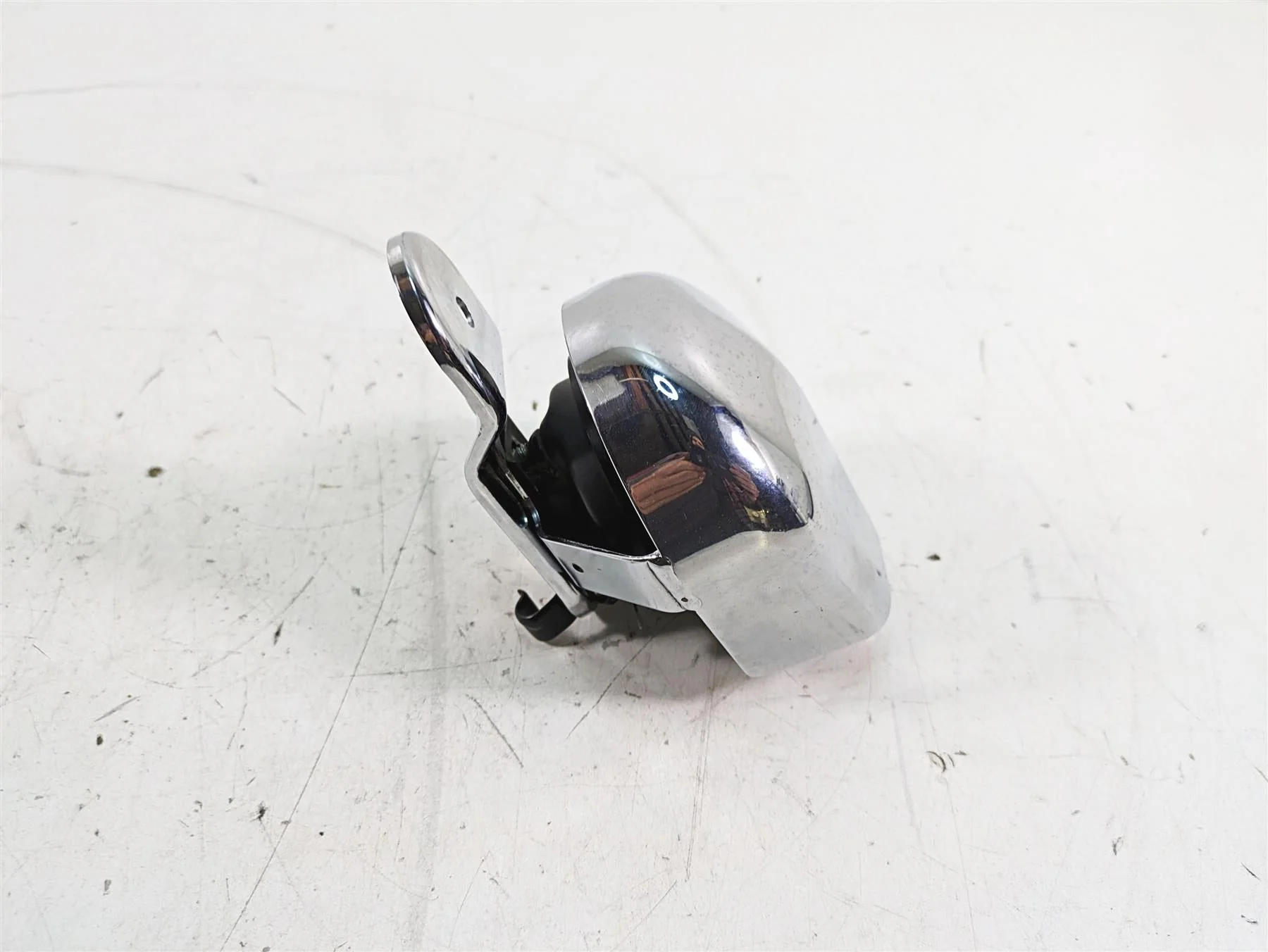 2008 Harley FLHTCU Electra Glide Horn + Chrome Cover 61300478A - Image 4