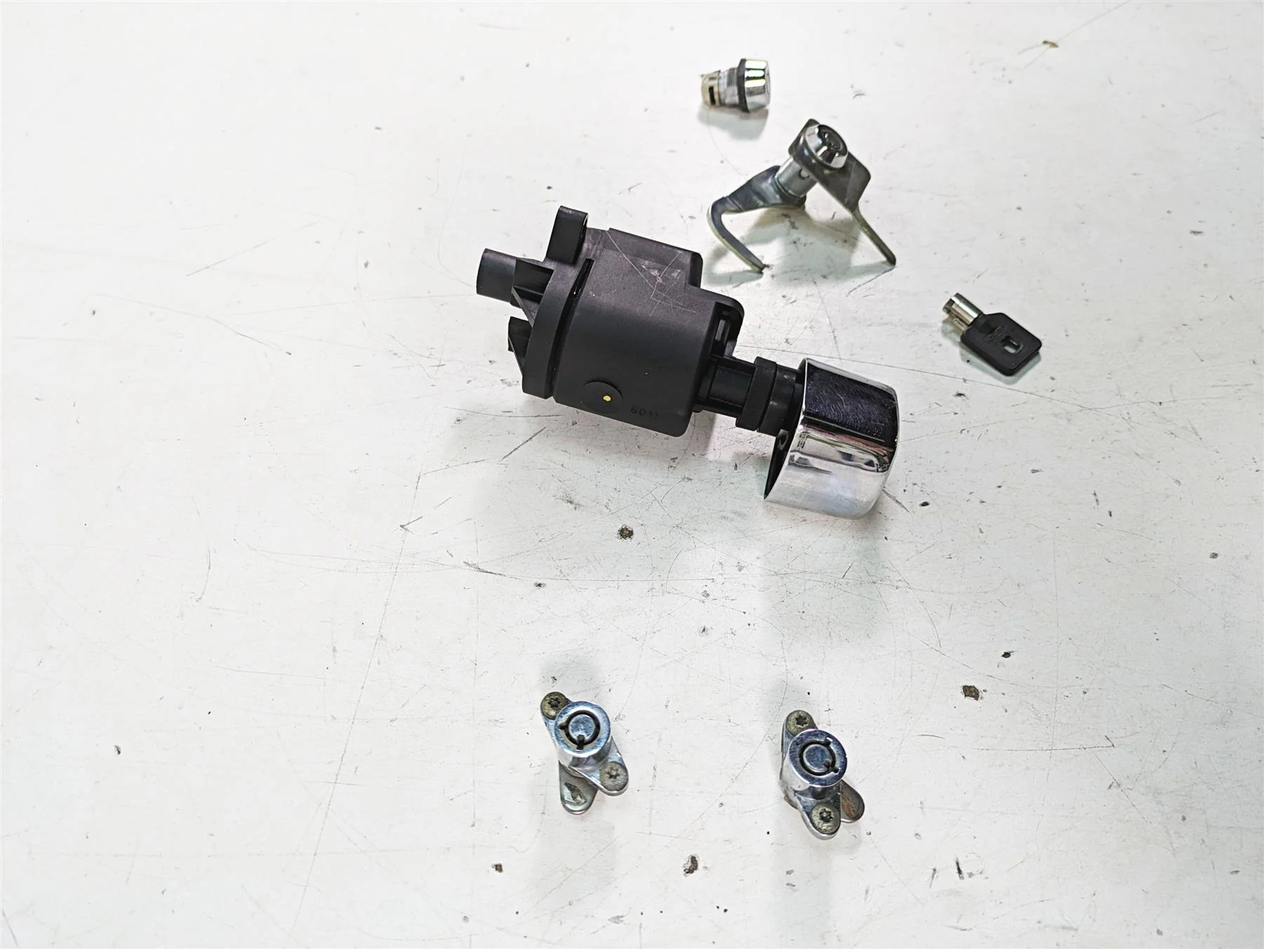 2008 Harley FLHTCU Electra Glide Ignition Switch Key Lock Set 71572-06 - Image 2