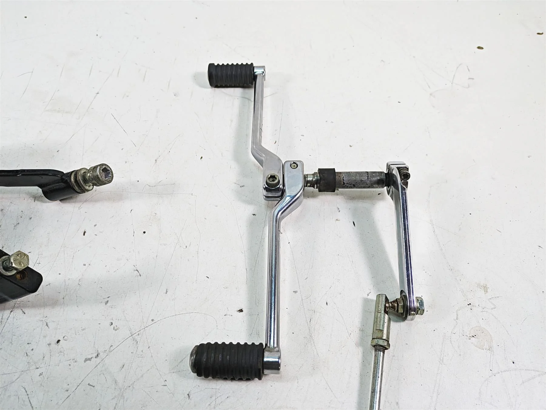 2008 Harley FLHTCU Electra Glide Left Bent Floor Board + Shift Lever 33895-82E - Image 9