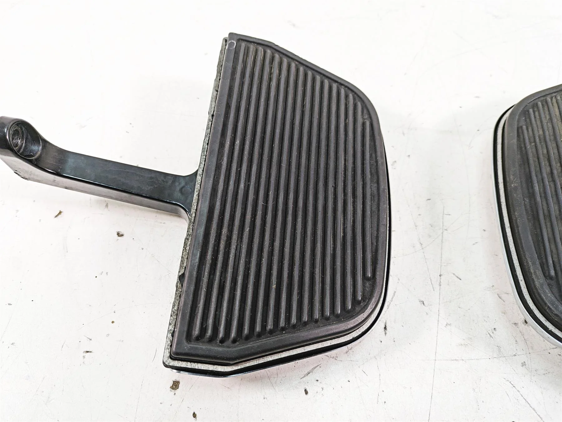 2008 Harley FLHTCU Electra Glide Left Right Passenger Floor Board Set 52719-93B - Image 8
