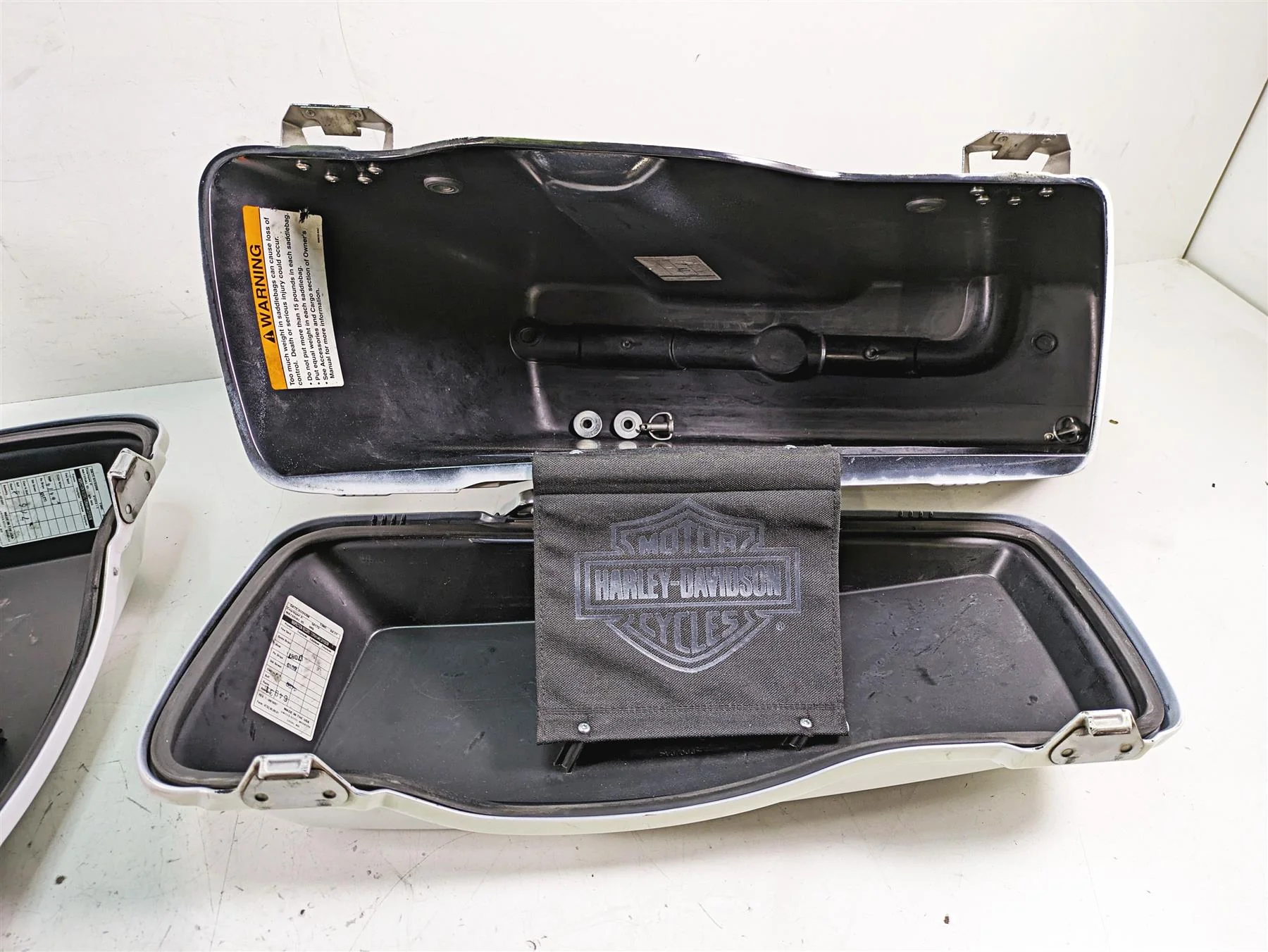 2008 Harley FLHTCU Electra Glide Left Right Saddlebag Saddle Bag Set 90752-93 - Image 11