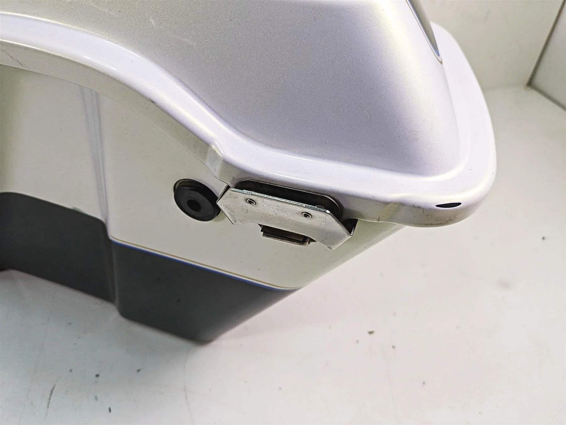 2008 Harley FLHTCU Electra Glide Left Right Saddlebag Saddle Bag Set 90752-93 - Image 6