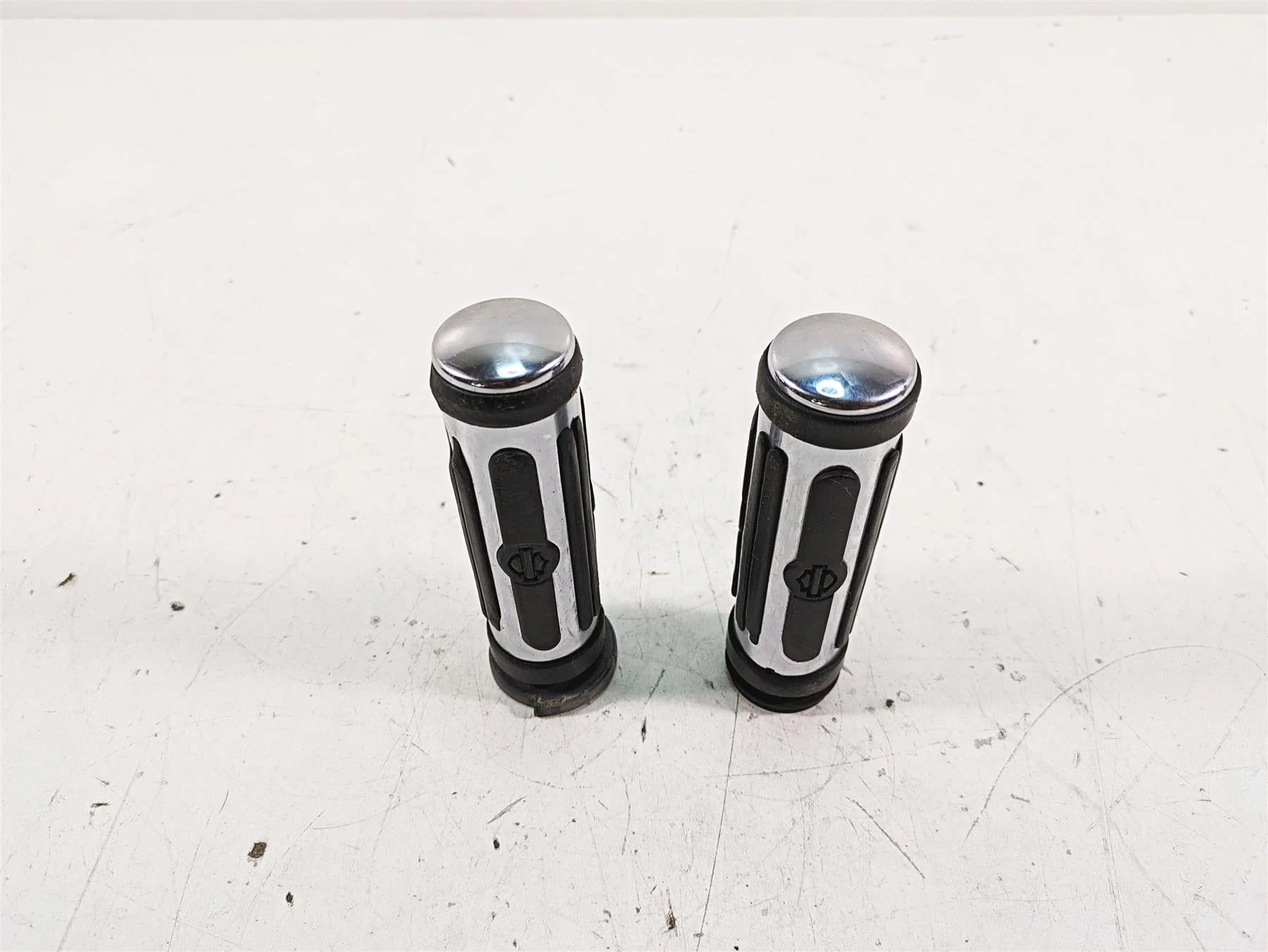 2008 Harley FLHTCU Electra Glide Oem Chrome Rubber Hand Grip Set 56246-08