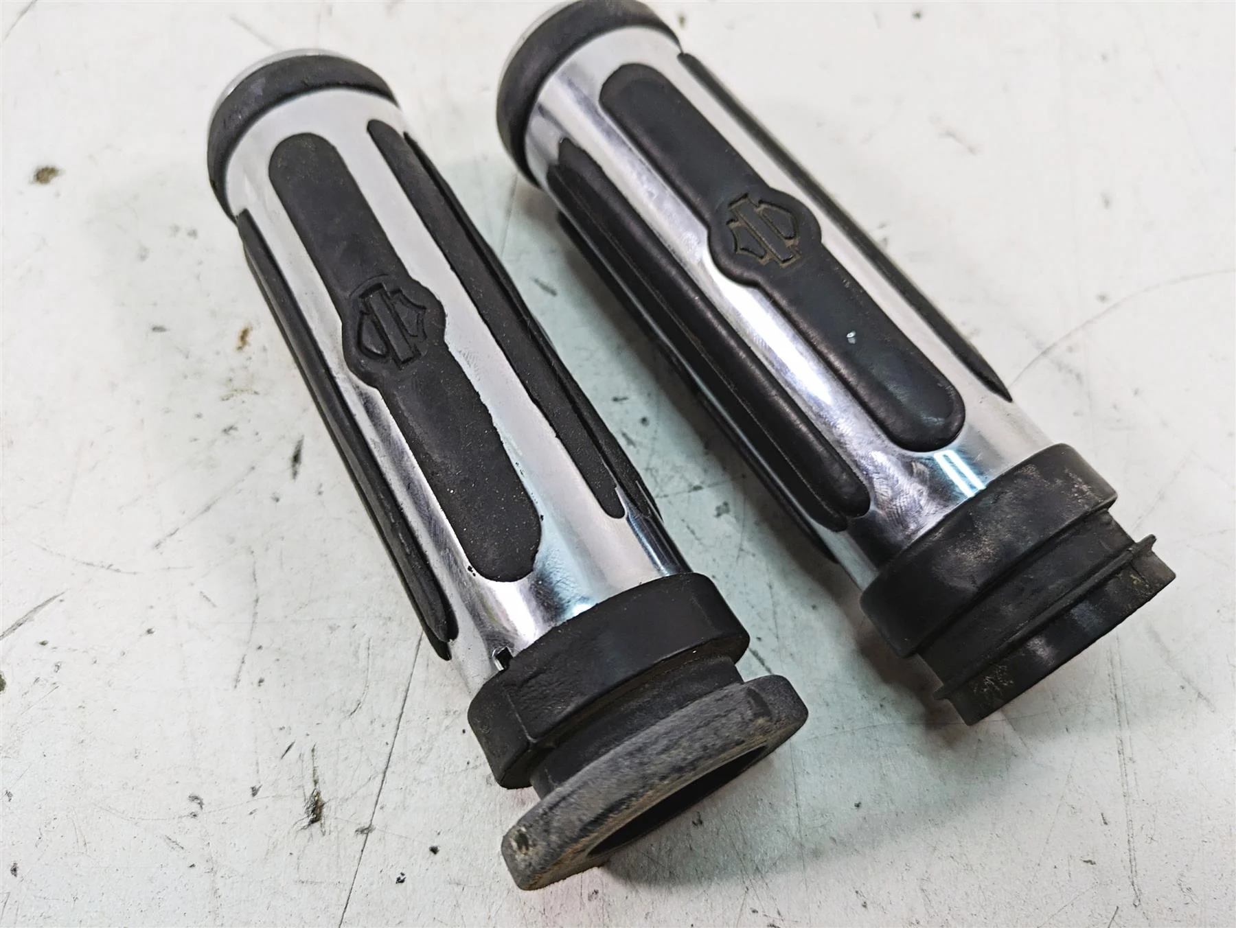 2008 Harley FLHTCU Electra Glide Oem Chrome Rubber Hand Grip Set 56246-08 - Image 10