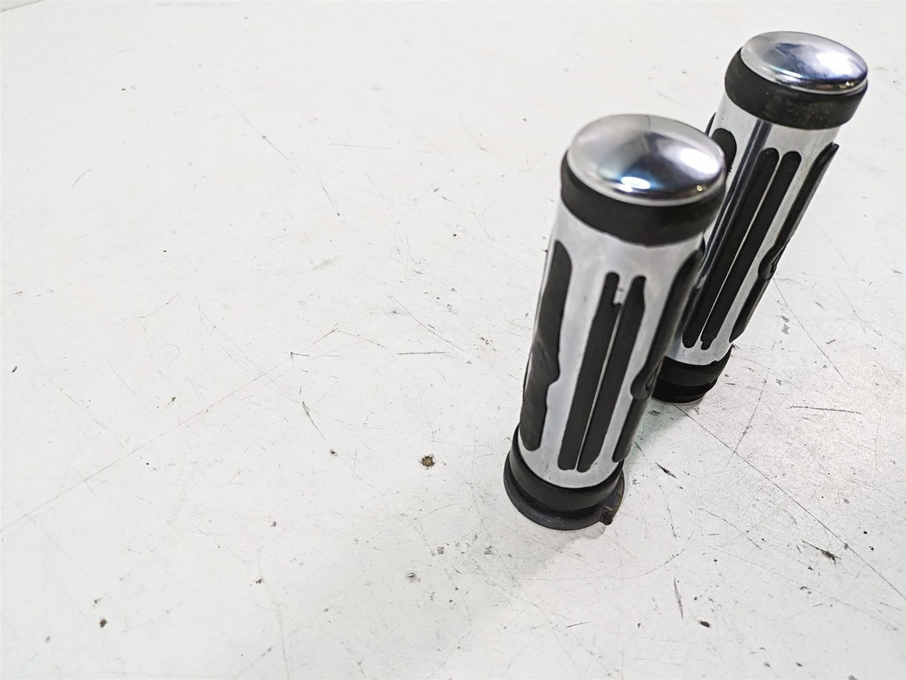 2008 Harley FLHTCU Electra Glide Oem Chrome Rubber Hand Grip Set 56246-08 - Image 2