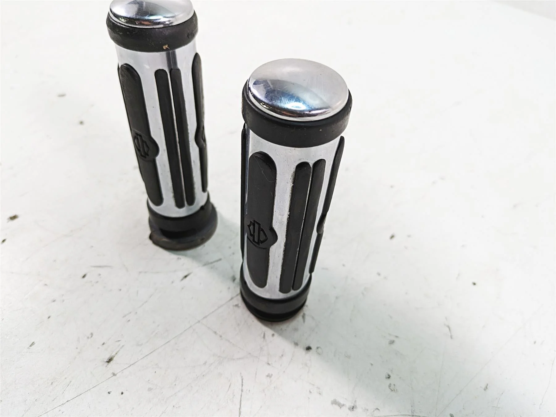 2008 Harley FLHTCU Electra Glide Oem Chrome Rubber Hand Grip Set 56246-08 - Image 3