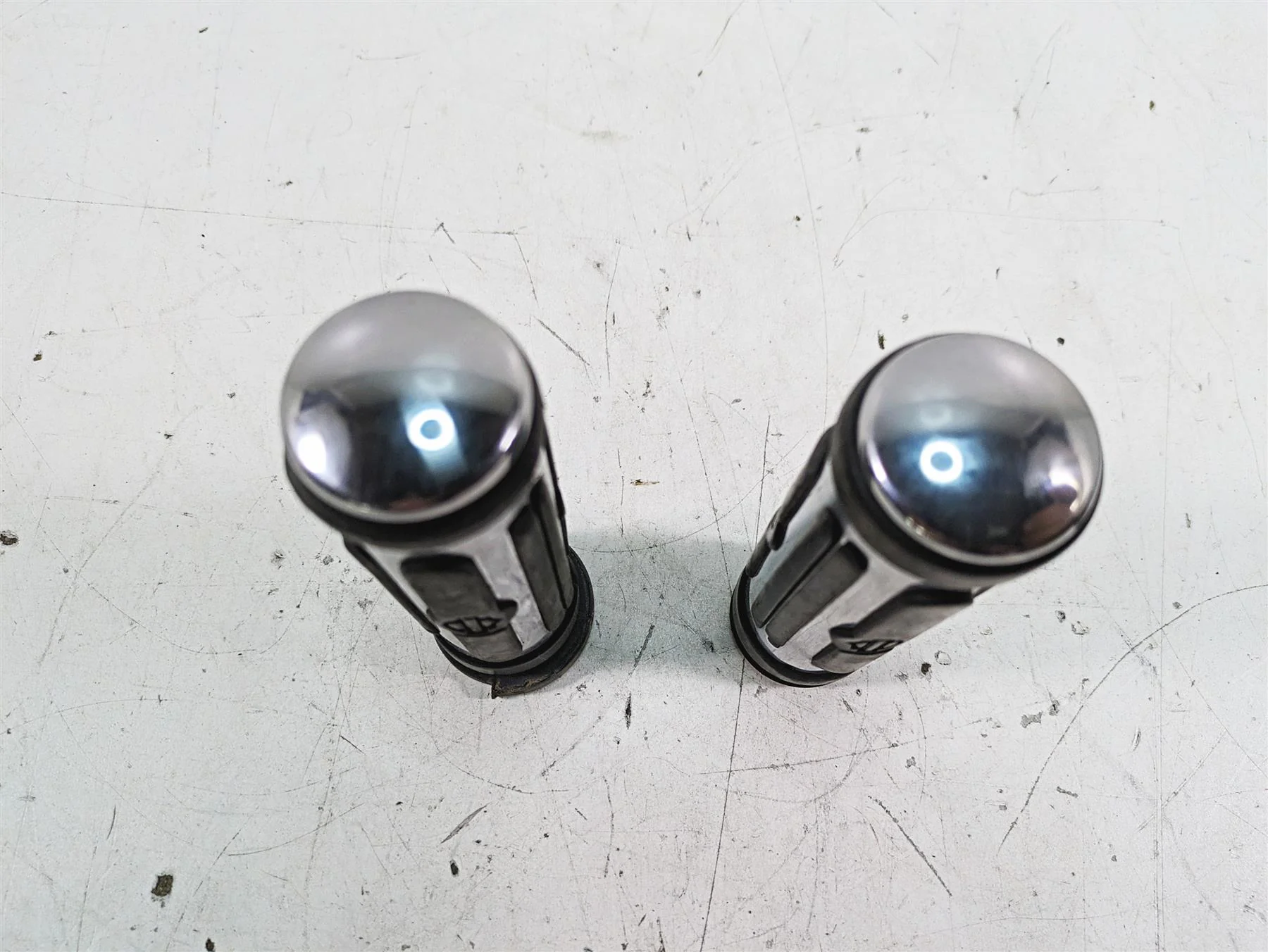 2008 Harley FLHTCU Electra Glide Oem Chrome Rubber Hand Grip Set 56246-08 - Image 4