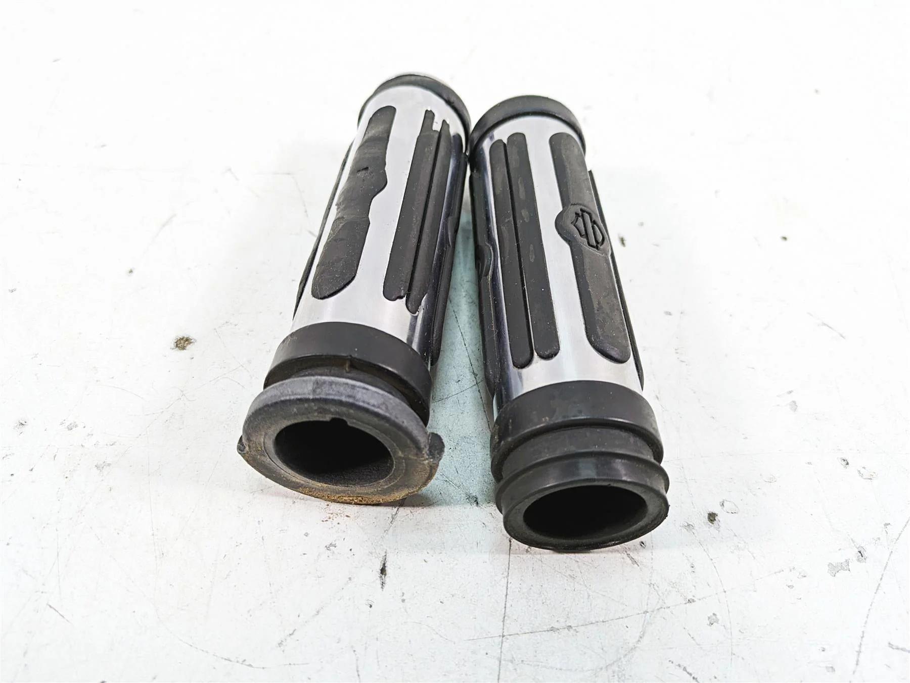 2008 Harley FLHTCU Electra Glide Oem Chrome Rubber Hand Grip Set 56246-08 - Image 5