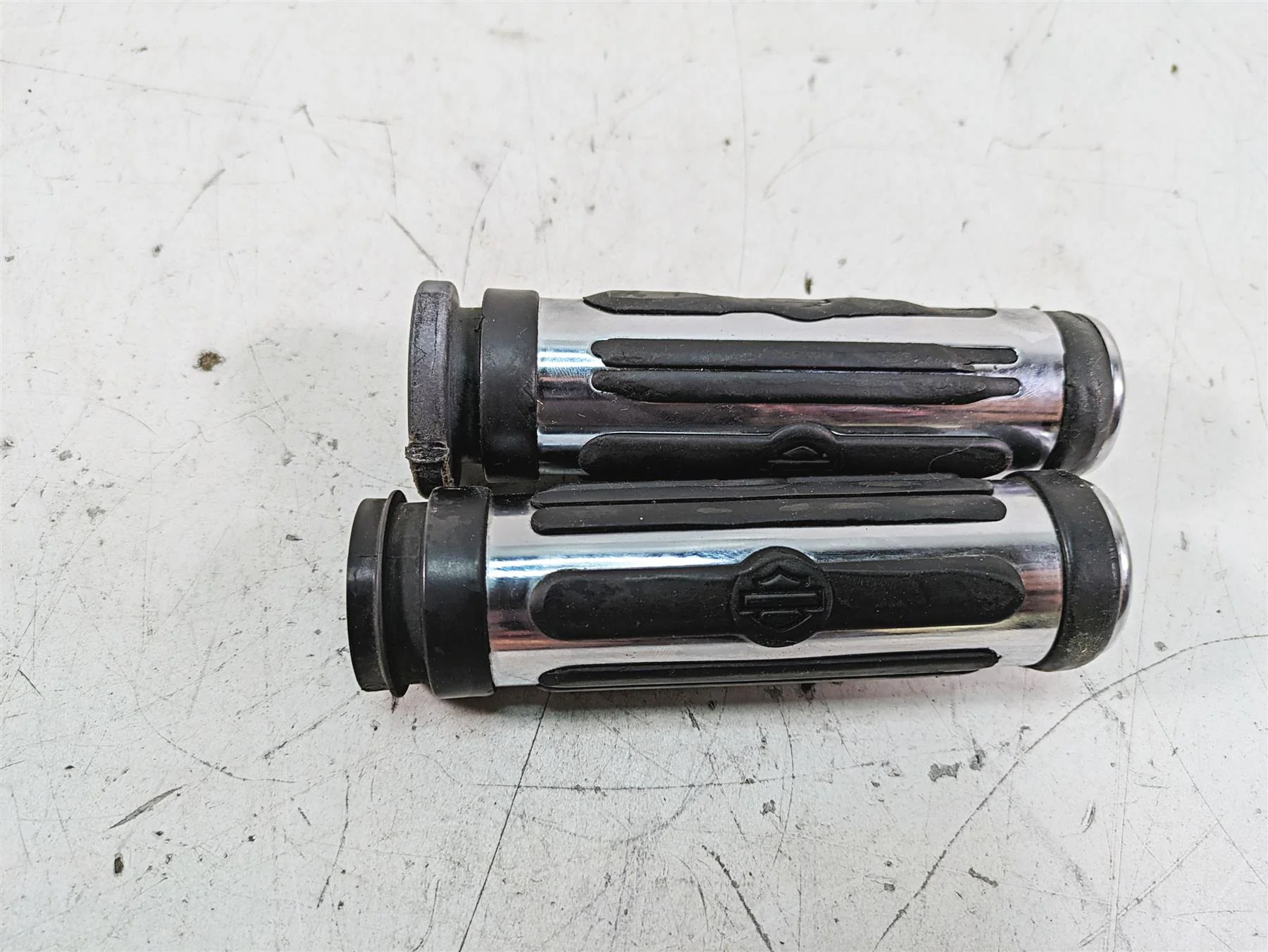 2008 Harley FLHTCU Electra Glide Oem Chrome Rubber Hand Grip Set 56246-08 - Image 6