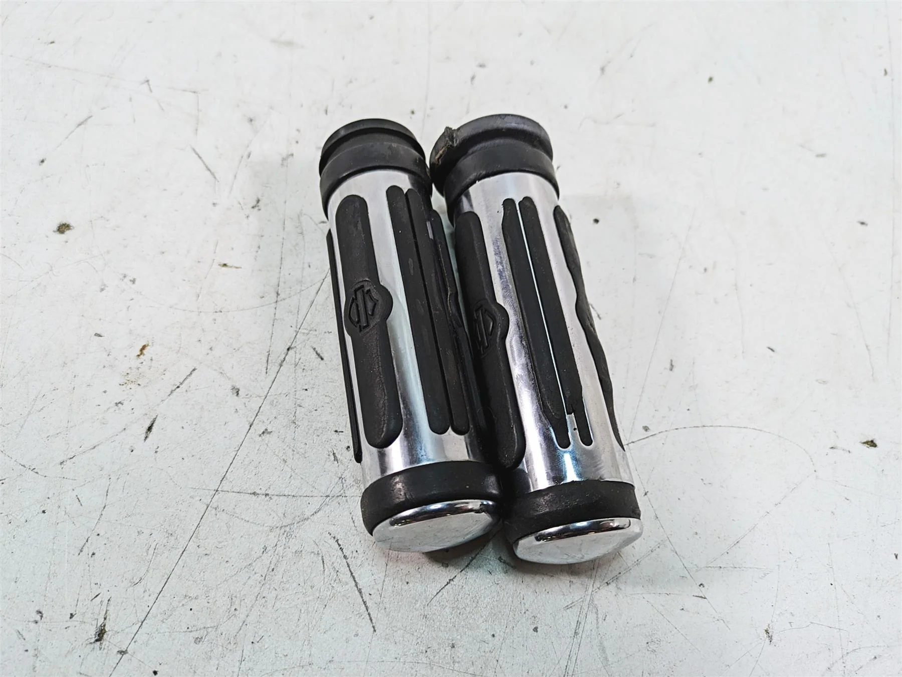 2008 Harley FLHTCU Electra Glide Oem Chrome Rubber Hand Grip Set 56246-08 - Image 7