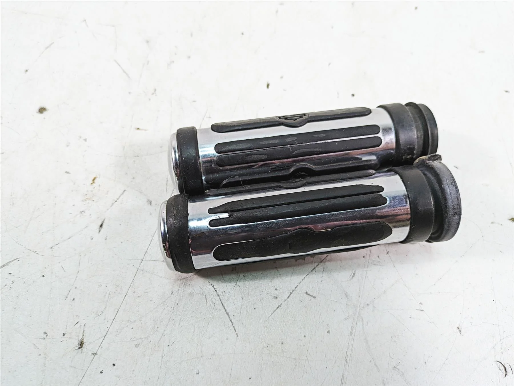 2008 Harley FLHTCU Electra Glide Oem Chrome Rubber Hand Grip Set 56246-08 - Image 8