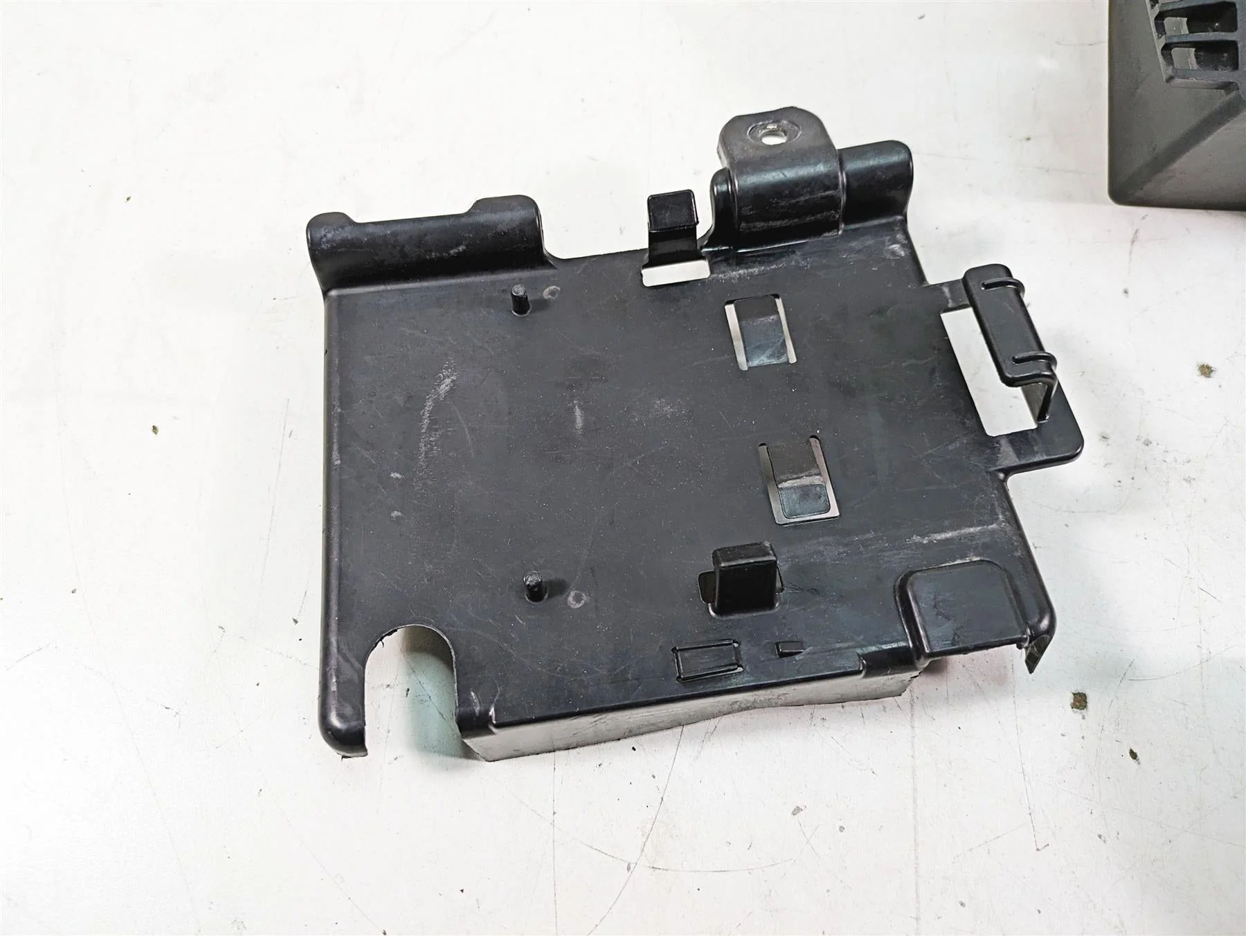 2008 Harley FLHTCU Electra Glide Plastic Battery Electrical Carrier Set 70348-08 - Image 2