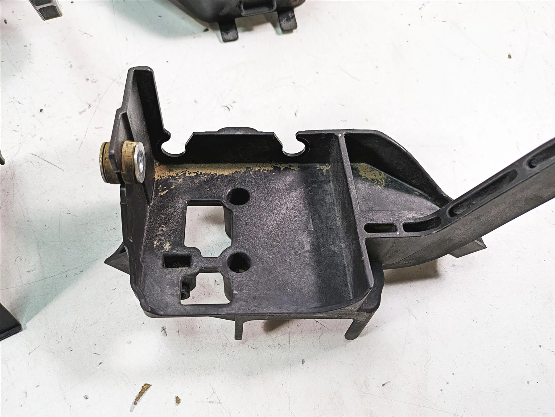 2008 Harley FLHTCU Electra Glide Plastic Battery Electrical Carrier Set 70348-08 - Image 5