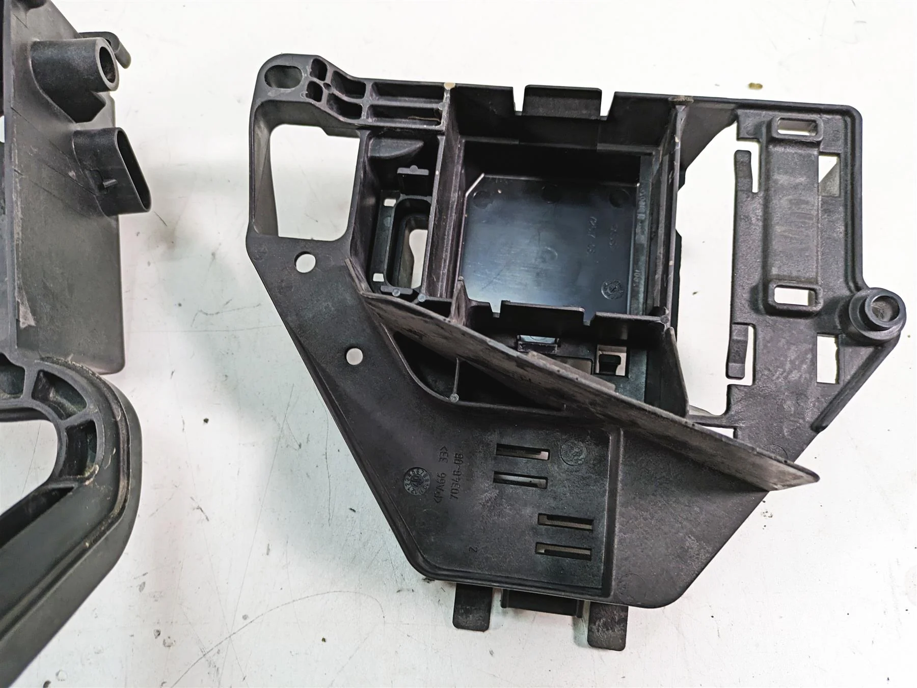 2008 Harley FLHTCU Electra Glide Plastic Battery Electrical Carrier Set 70348-08 - Image 6