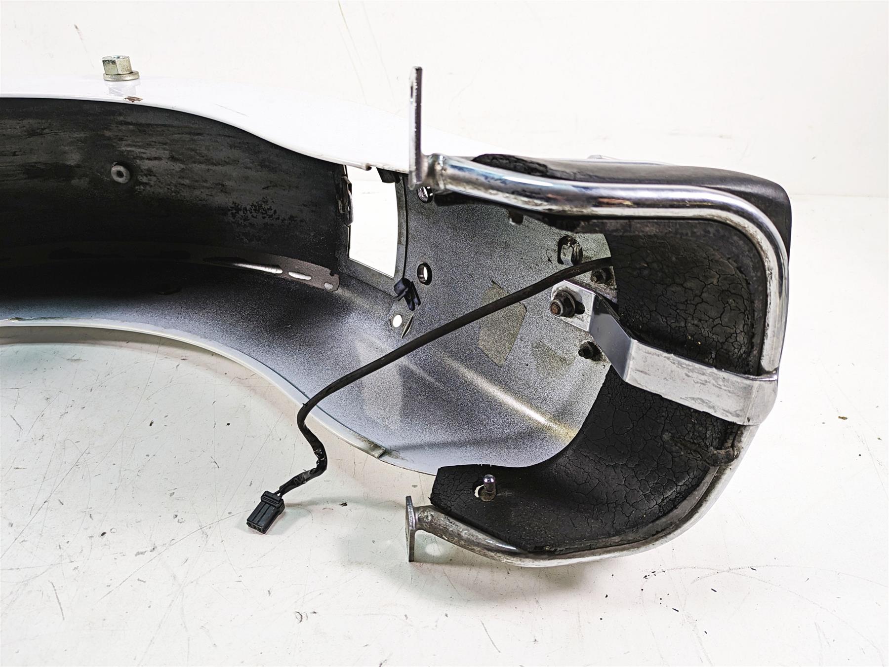 2008 Harley FLHTCU Electra Glide Rear Fender White Black Pearl 59579-06 - Image 10