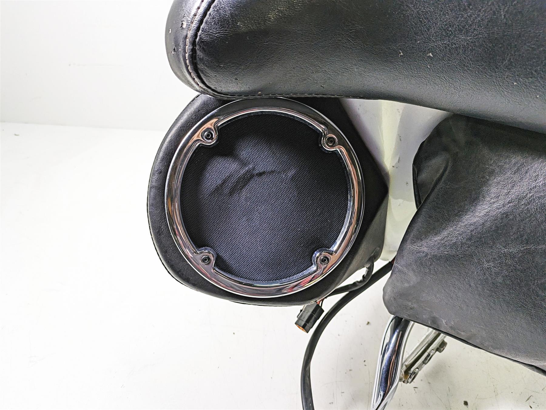 2008 Harley FLHTCU Electra Glide Rear Trunk Tour Pak Speaker Set - Read 53217-08 - Image 10