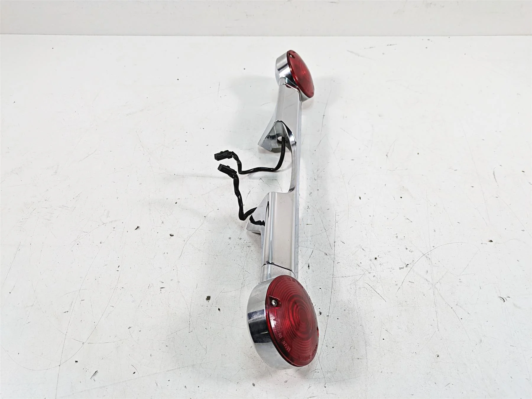 2008 Harley FLHTCU Electra Glide Rear Turn Signal Blinker Bar 68510-74C - Image 2