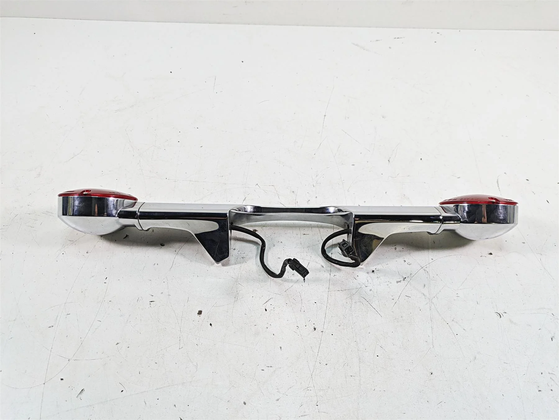2008 Harley FLHTCU Electra Glide Rear Turn Signal Blinker Bar 68510-74C - Image 3