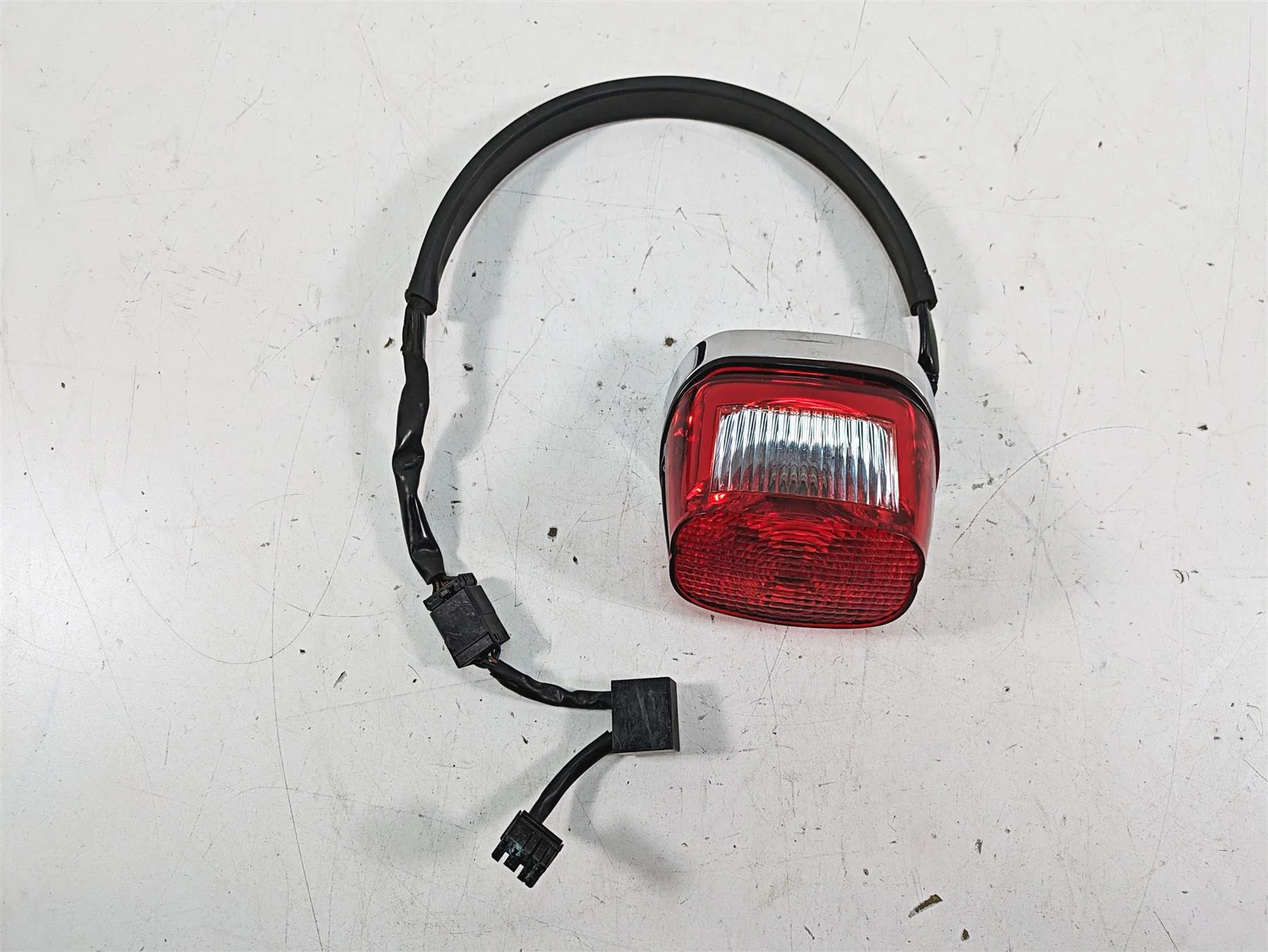 2008 Harley FLHTCU Electra Glide Taillight Tail Light & Wiring -Read 68140-04 - Image 5
