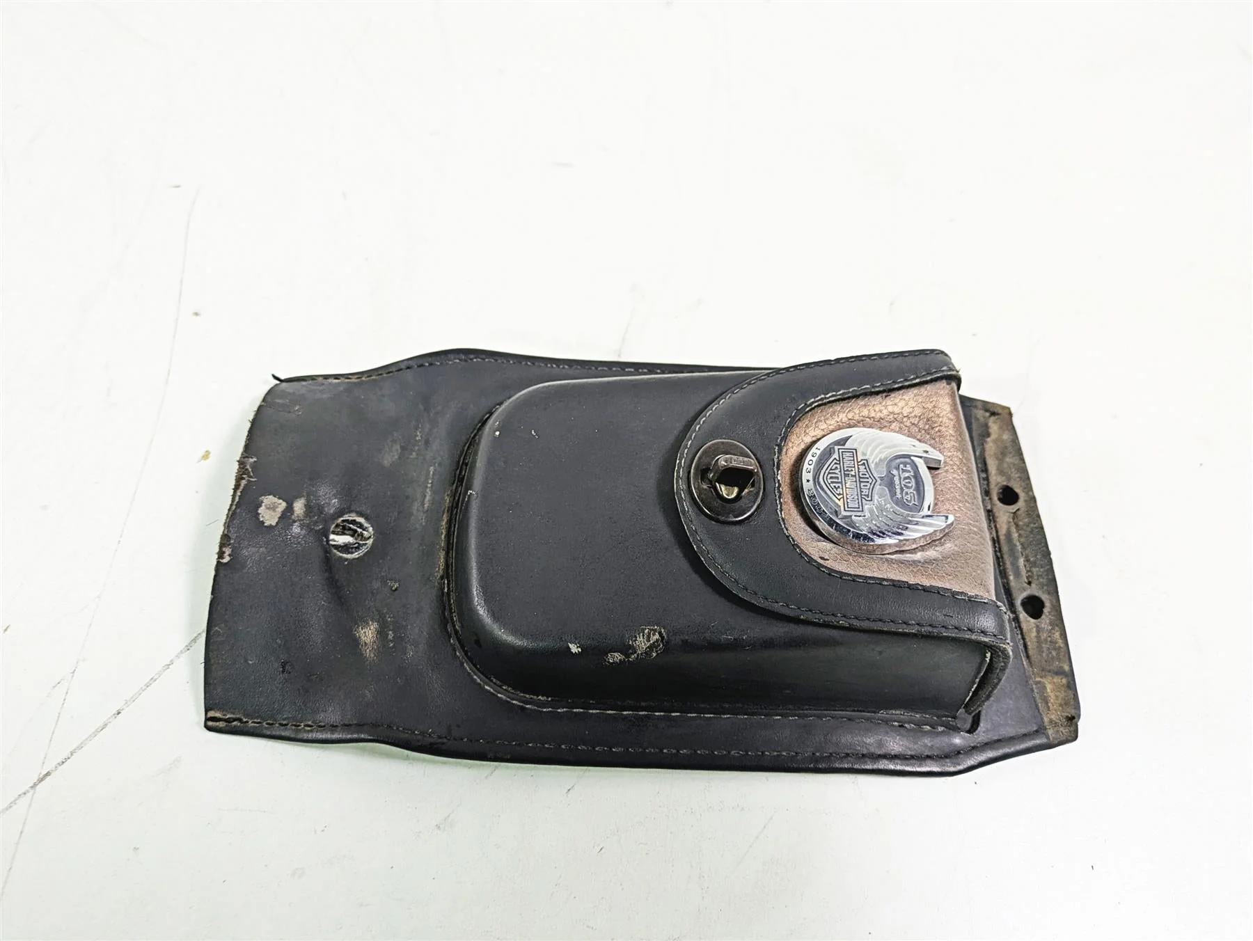 2008 Harley FLSTC 105TH Softail Heritage Fuel Gas Tank Center Bag 91135-09 - Image 2