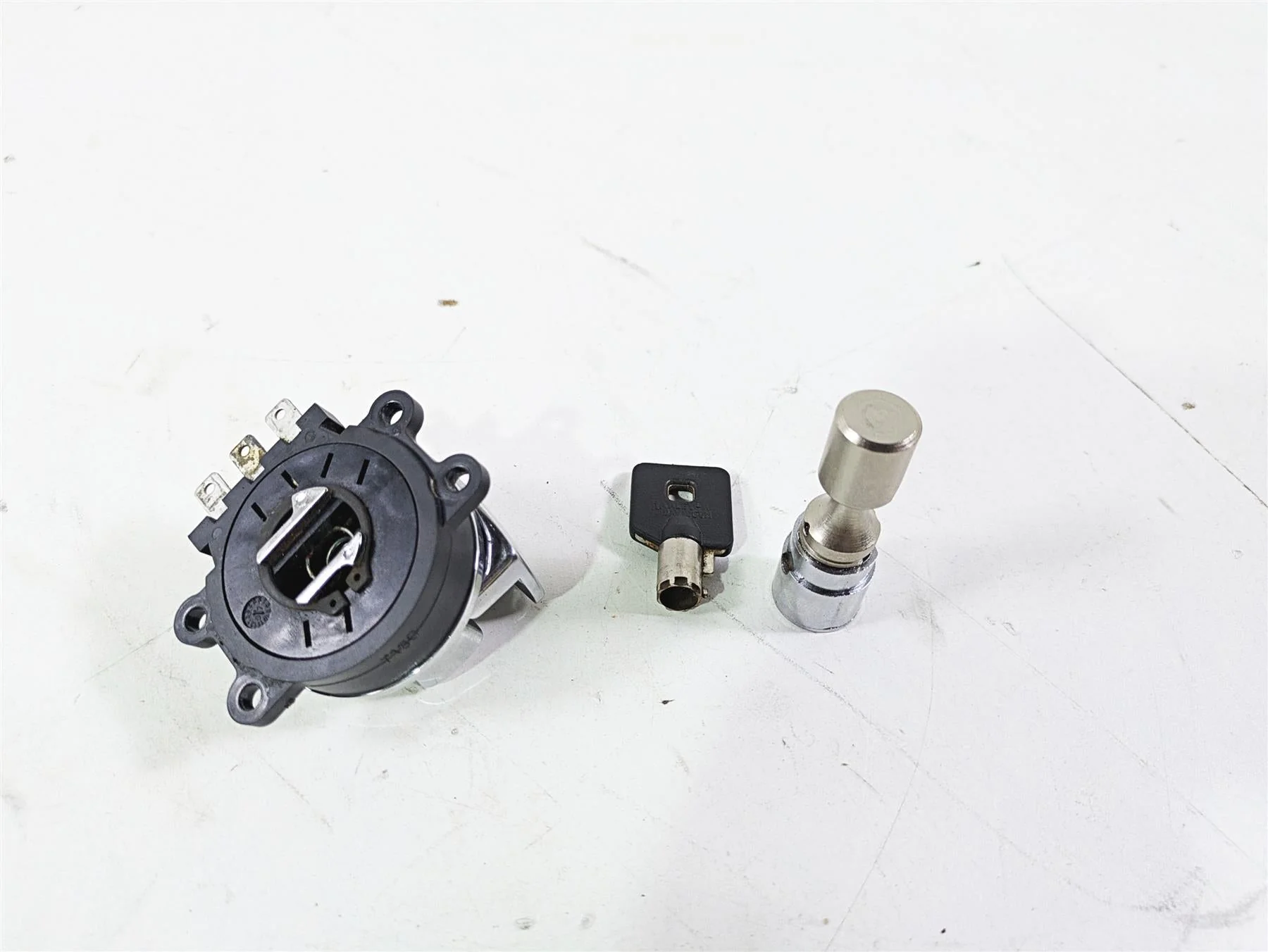 2008 Harley FLSTC 105TH Softail Heritage Ignition Switch Key Lock Set 71450-04 - Image 11